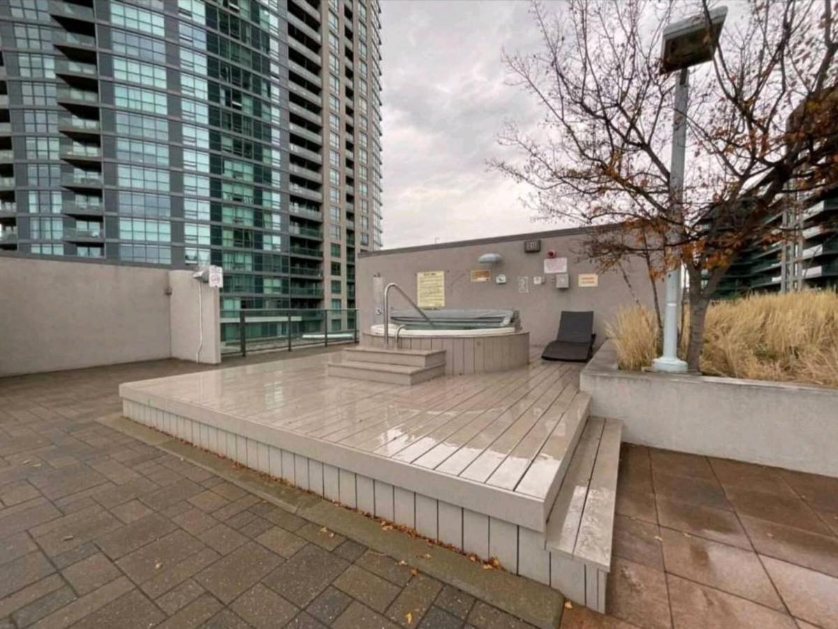 Cn Tower View With Free Parking, Pool, & Gym By Trains And Buses Apartment Toronto