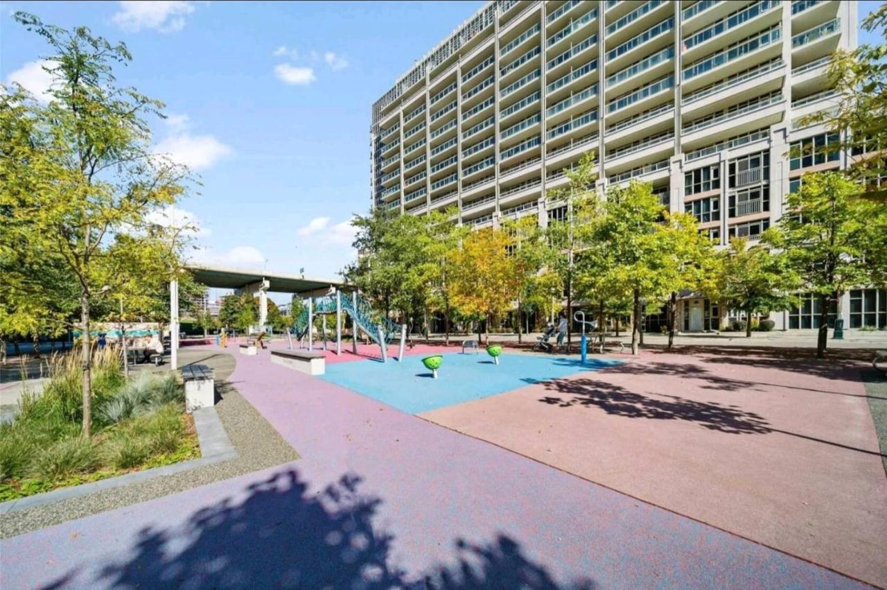 Cn Tower View With Free Parking, Pool, & Gym By Trains And Buses Apartment