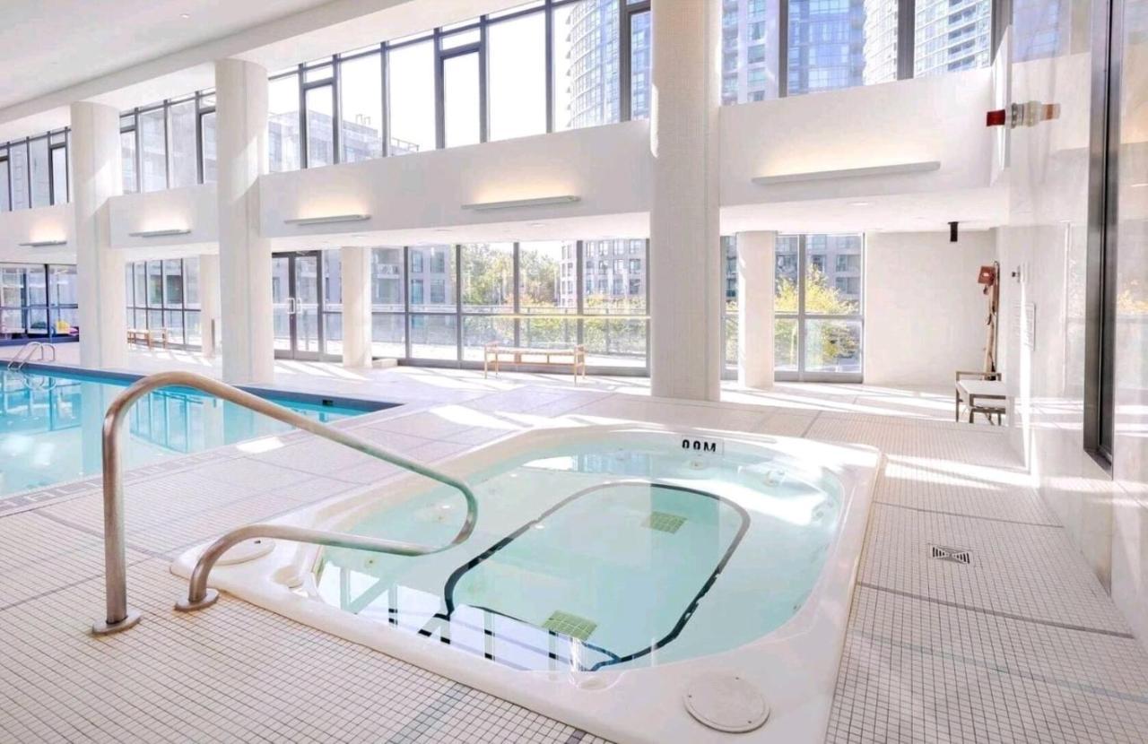 Cn Tower View With Free Parking, Pool, & Gym By Trains And Buses *