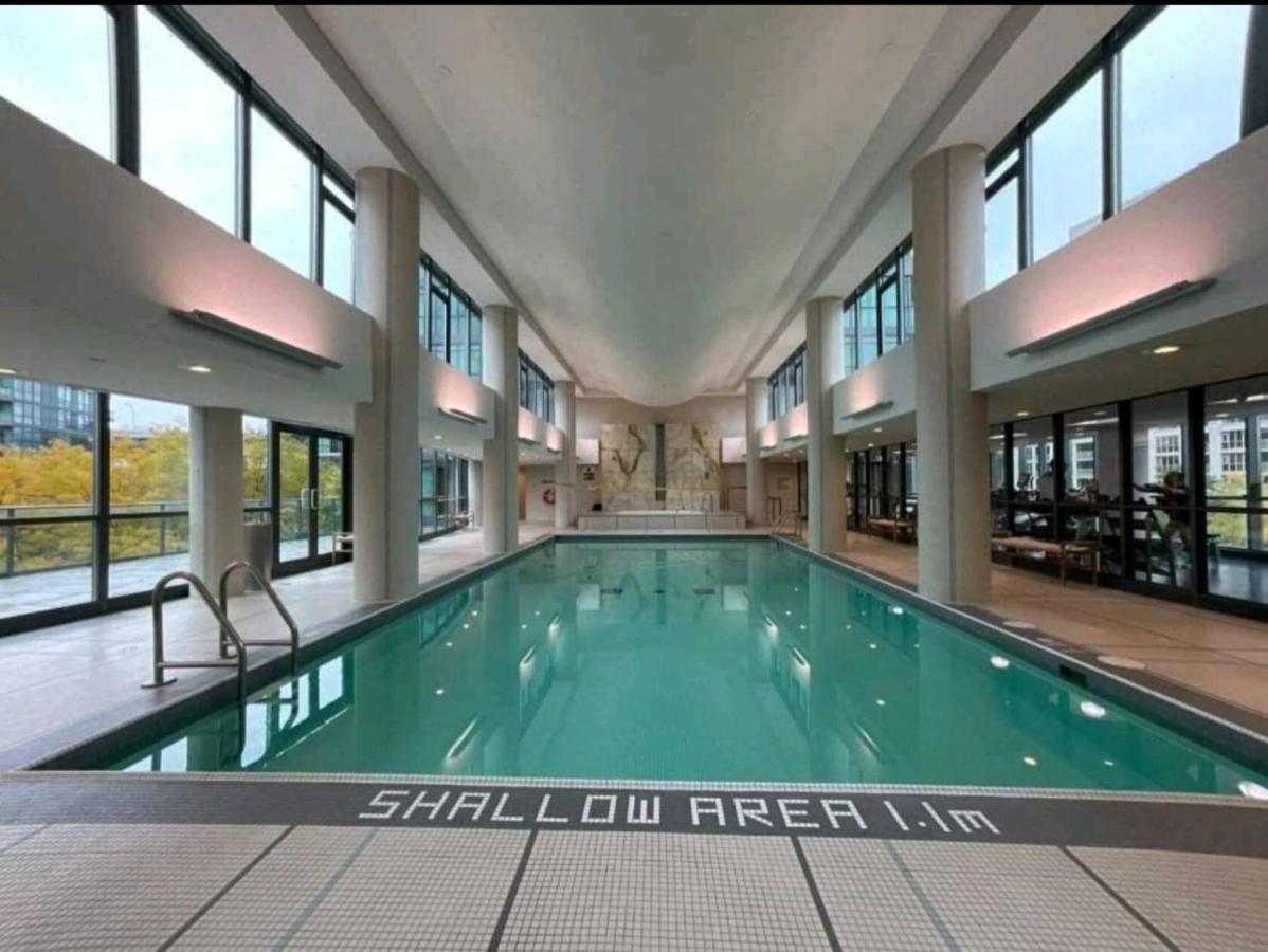 Apartment Cn Tower View With Free Parking, Pool, & Gym By Trains And Buses Toronto