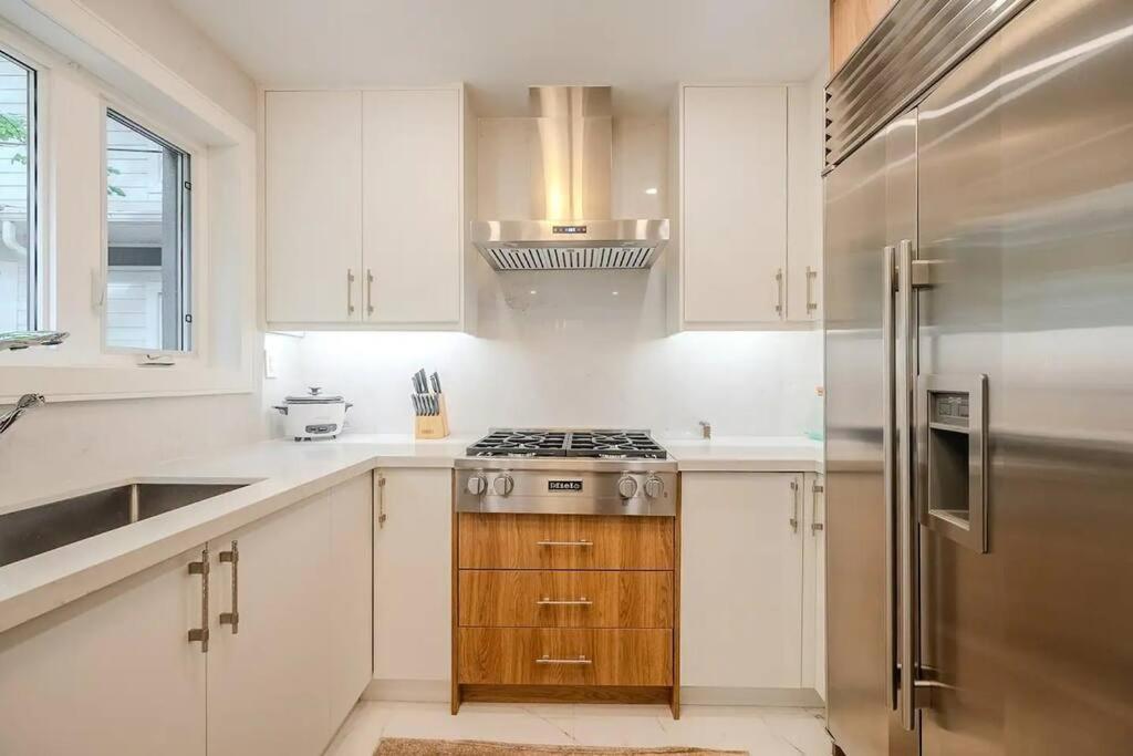 Beachside Luxury Retreat Apartment Toronto