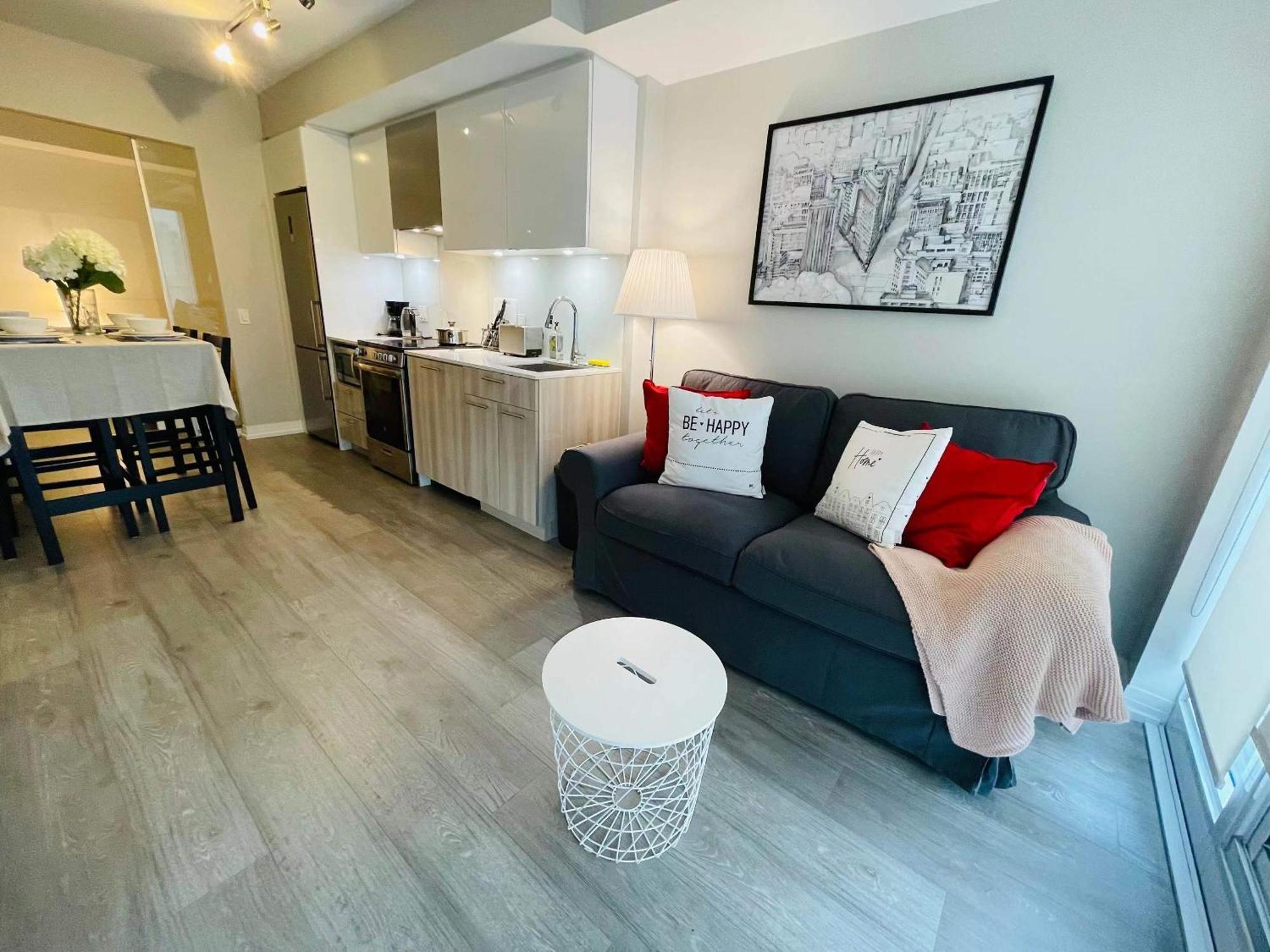 Stunning In Heart Of Downtown J1 *
