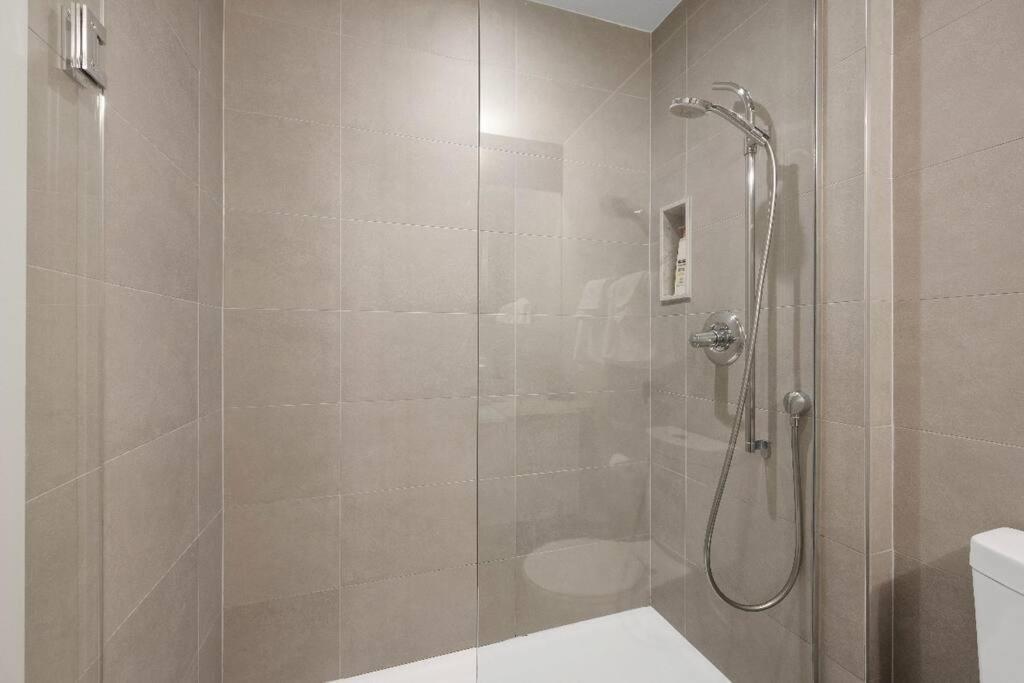 Deluxe Cn Tower View, Pool,freeparking, By Rogers Mtcc Bluejays Toronto