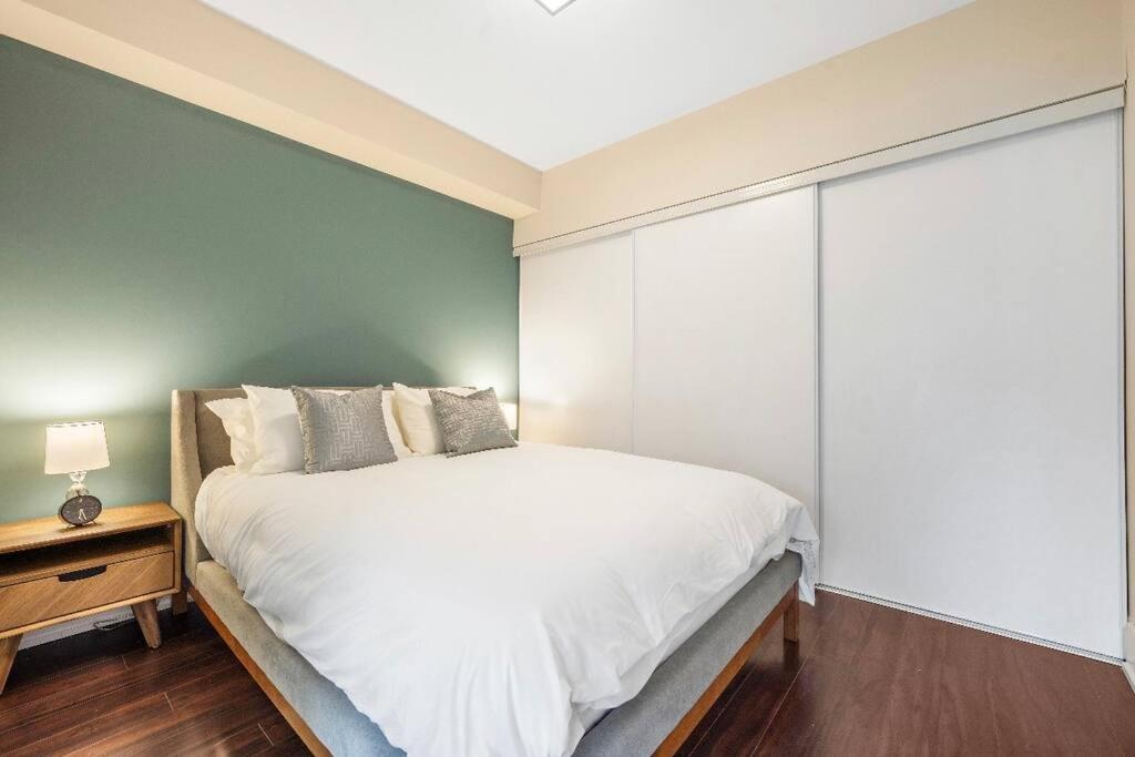 Deluxe Cn Tower View, Pool,freeparking, By Rogers Mtcc Bluejays Apartment *