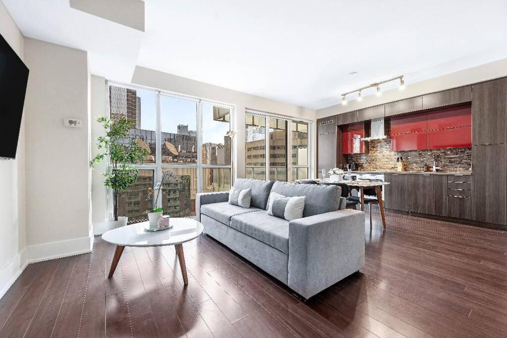 Apartment Deluxe Cn Tower View, Pool,freeparking, By Rogers Mtcc Bluejays