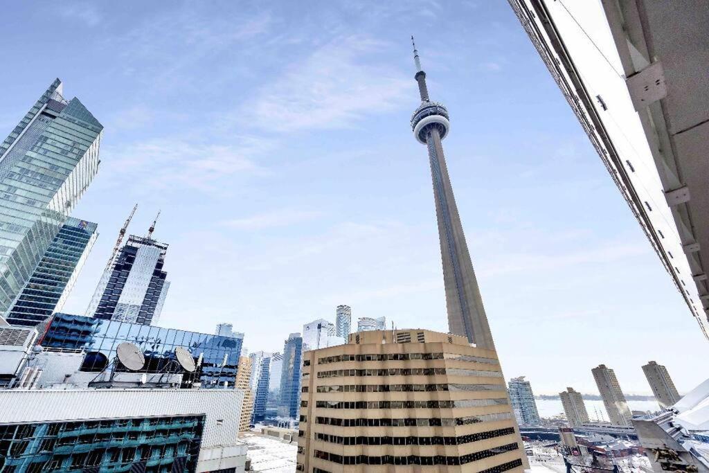 Deluxe Cn Tower View, Pool,freeparking, By Rogers Mtcc Bluejays Apartment Toronto