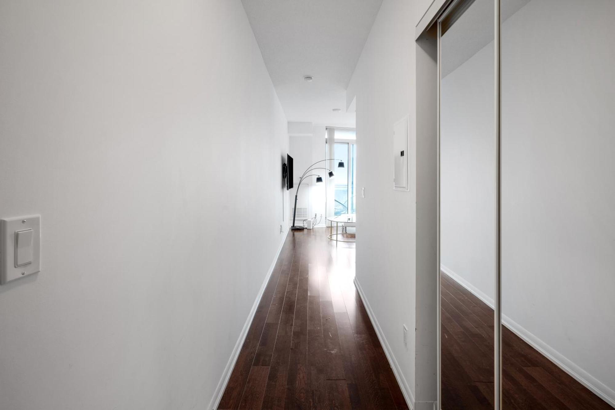 Downtown 1 Bdrm With Parking And Views Toronto