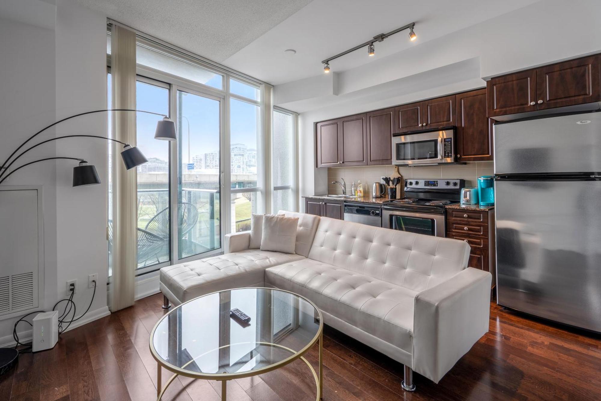 Downtown 1 Bdrm With Parking And Views Apartment Toronto