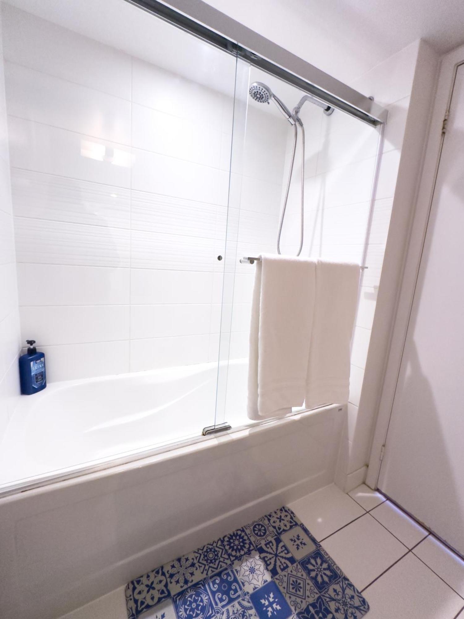 Apartment 300 Front Suites - Two Beds With Free Parking *