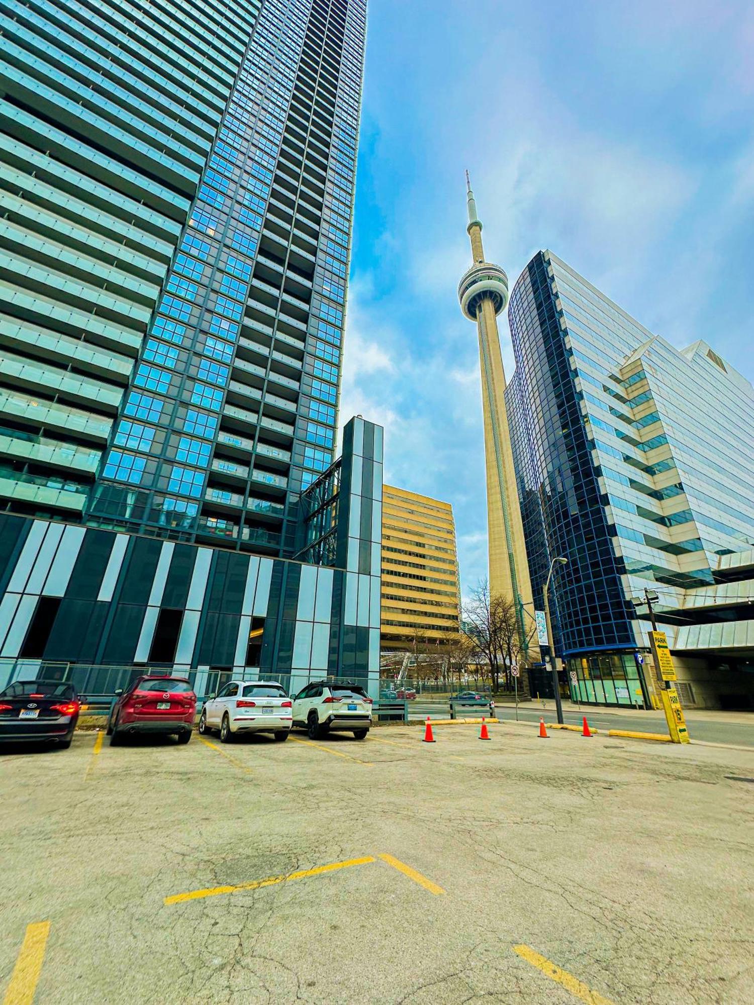 Apartment 300 Front Suites - Two Beds With Free Parking Toronto