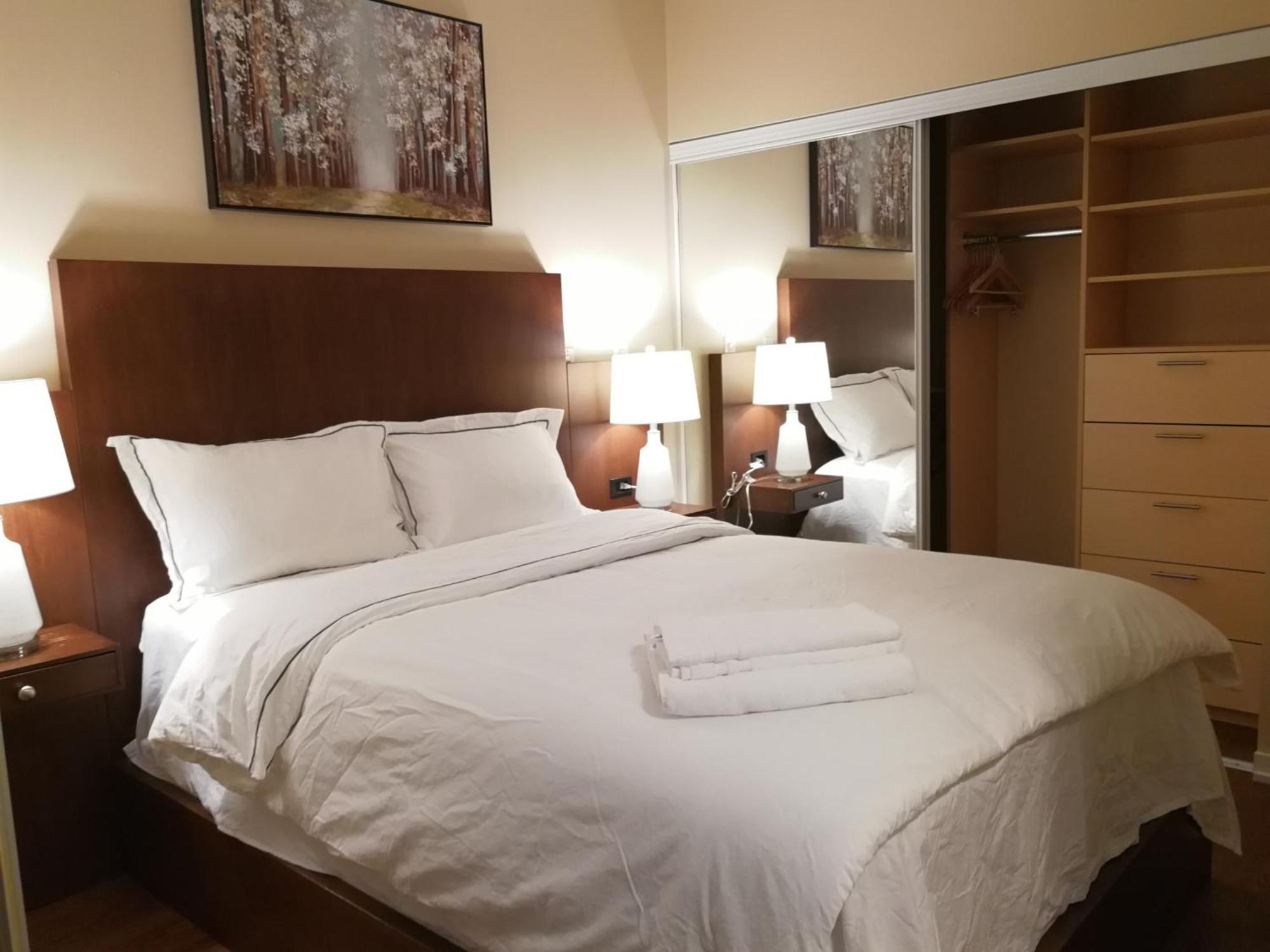 Gorgeous In Downtown Near Cn Tower Apartment