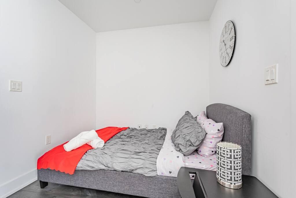 Apartment Spacious By Close To Pearson Airport, Free Parking! Toronto