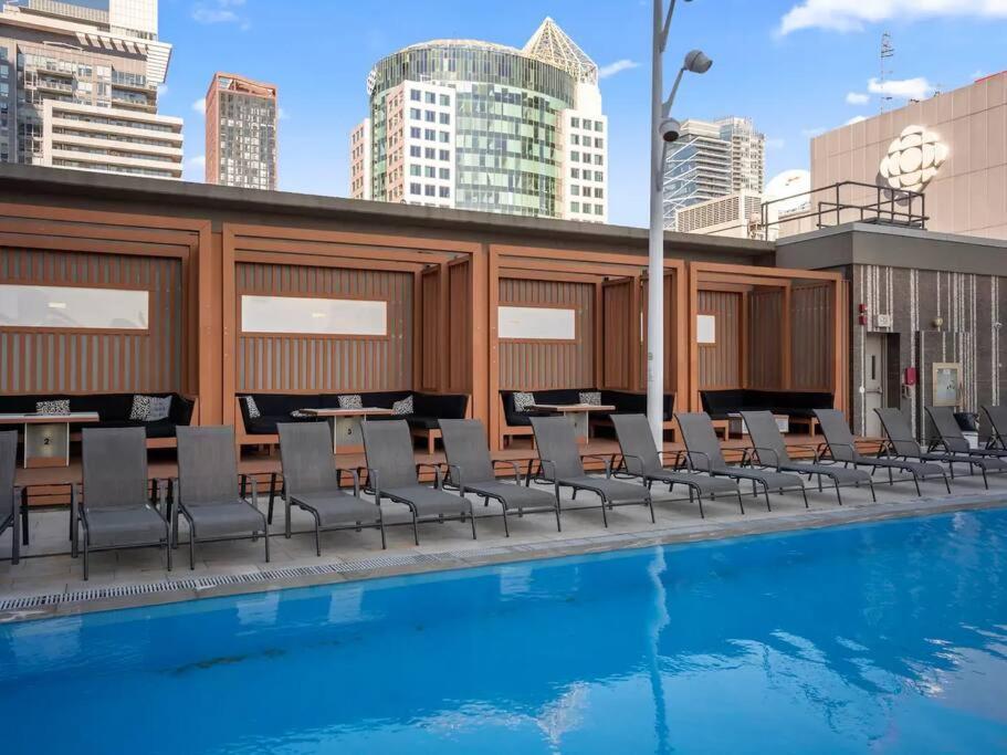 Apartment Deluxe Cn Tower View, Pool,freeparking, By Rogers Mtcc Bluejays