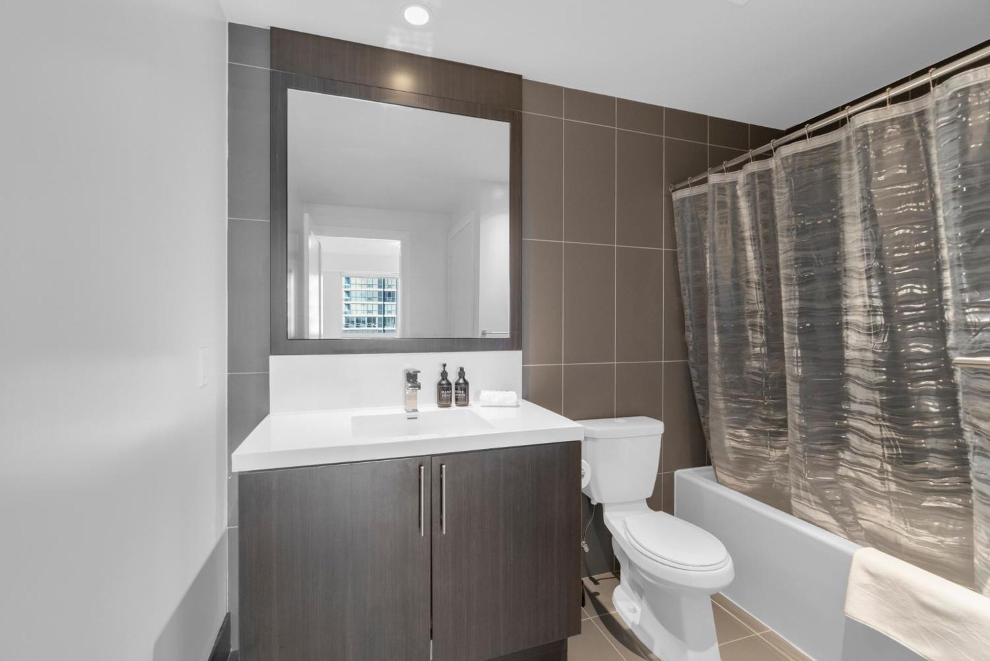 Luxury 2br - Subway/pool/gym/sauna + Free Parking Toronto