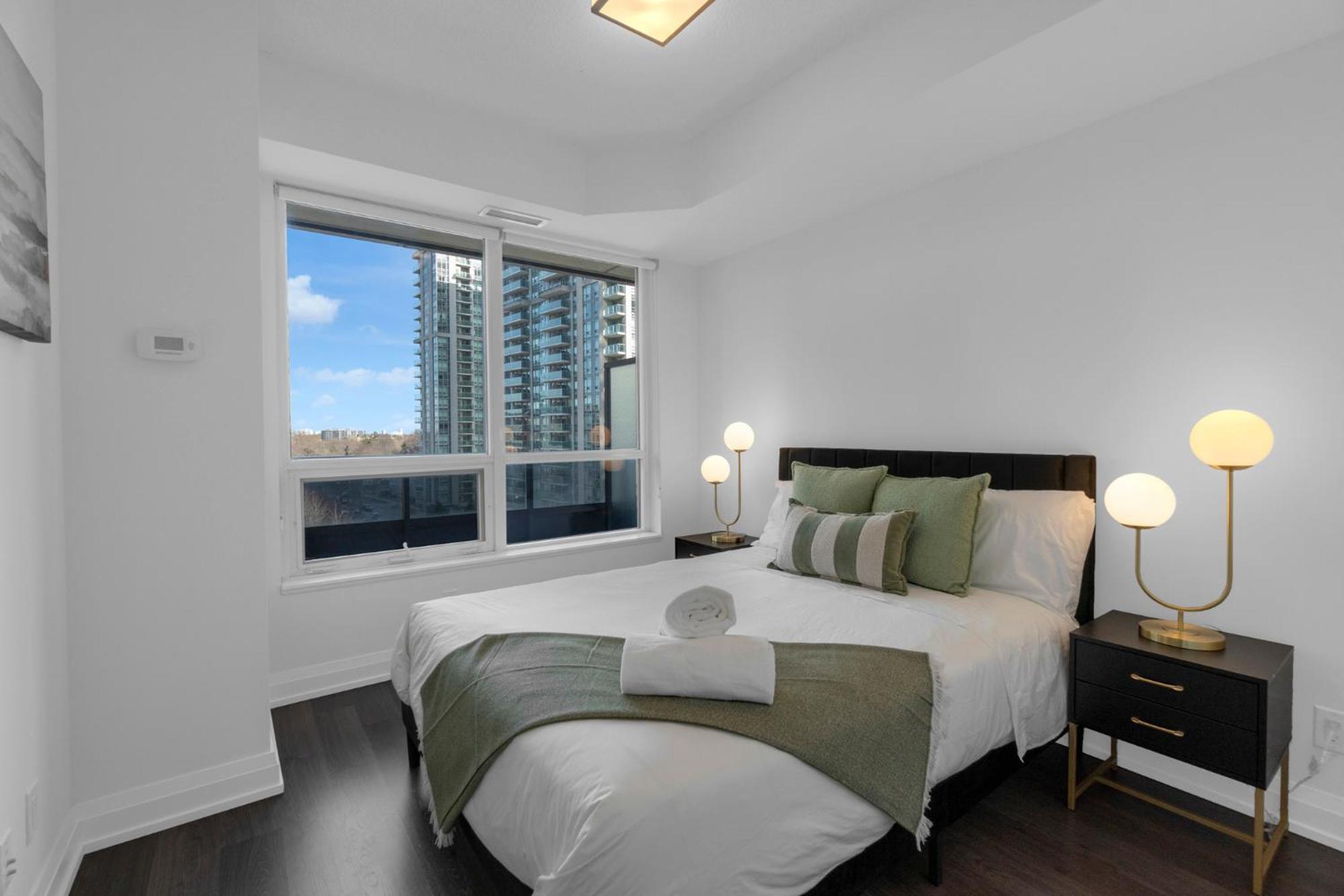 Apartment Luxury 2br - Subway/pool/gym/sauna + Free Parking Toronto