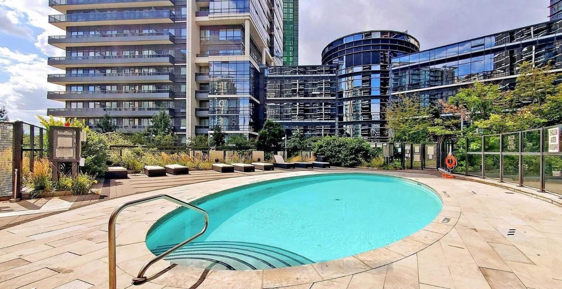 Luxury 2br - Subway/pool/gym/sauna + Free Parking * Toronto