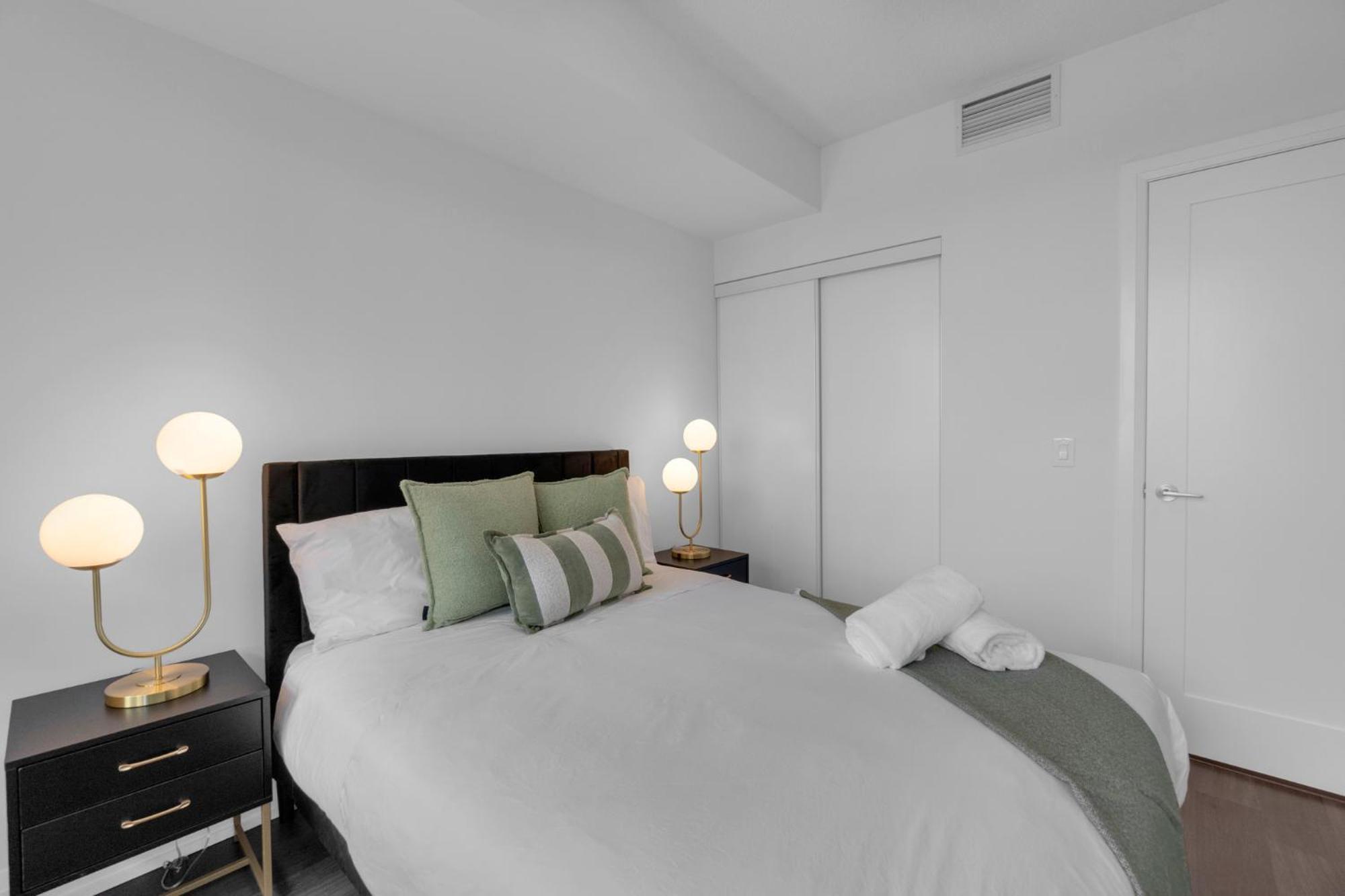 Luxury 2br - Subway/pool/gym/sauna + Free Parking * Toronto