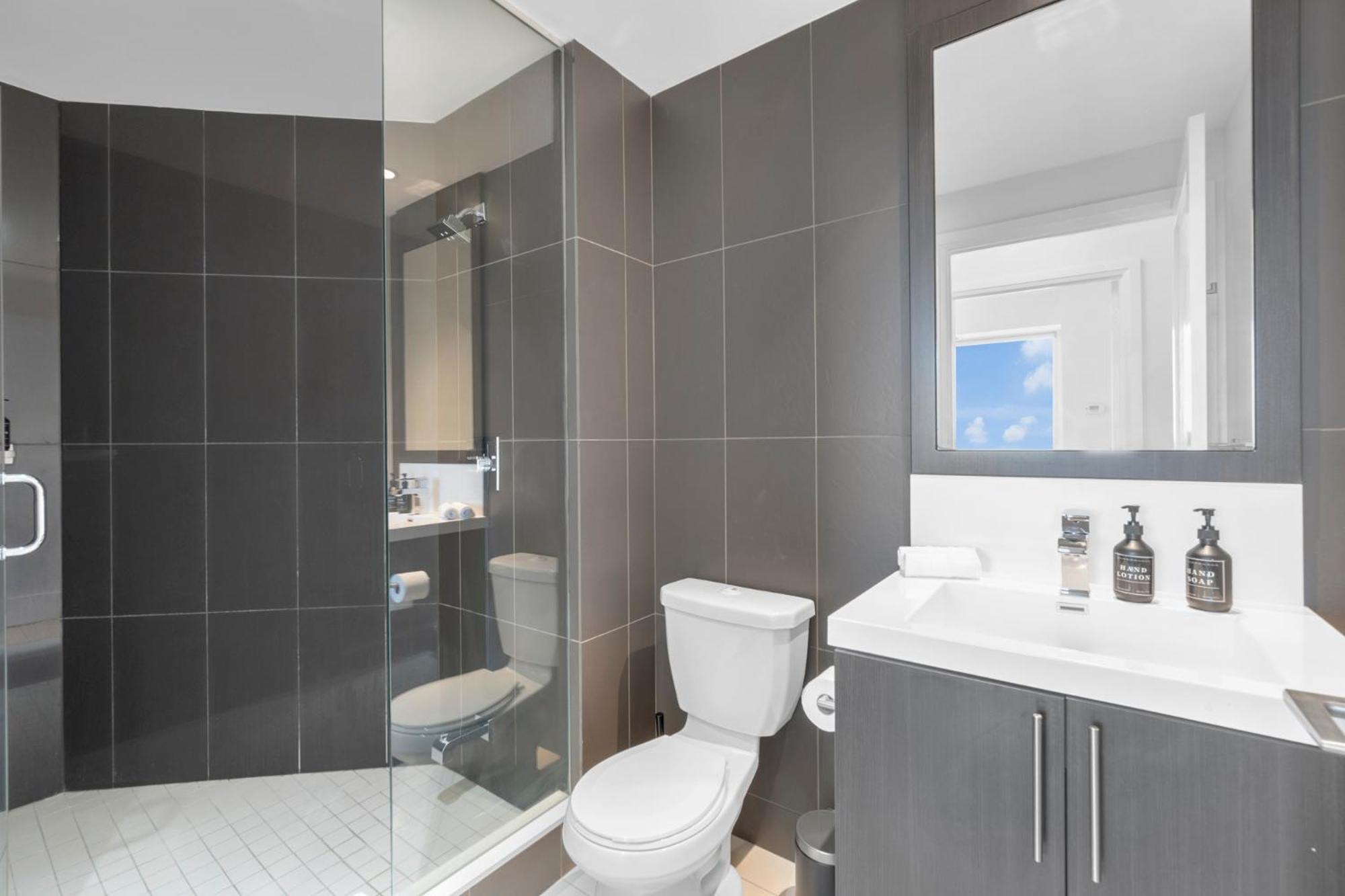 Luxury 2br - Subway/pool/gym/sauna + Free Parking Apartment Toronto