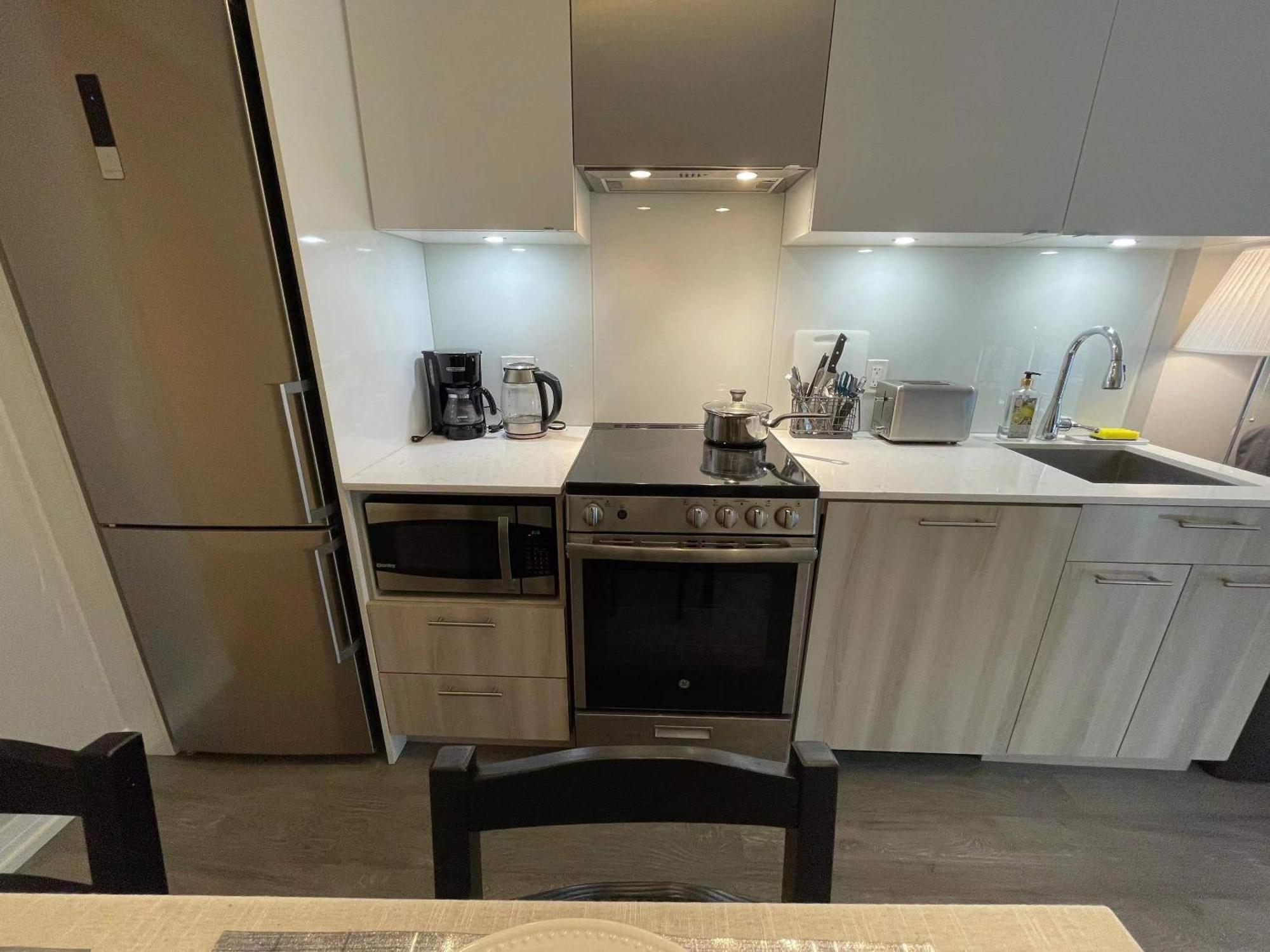 Stunning In Heart Of Downtown J1 *