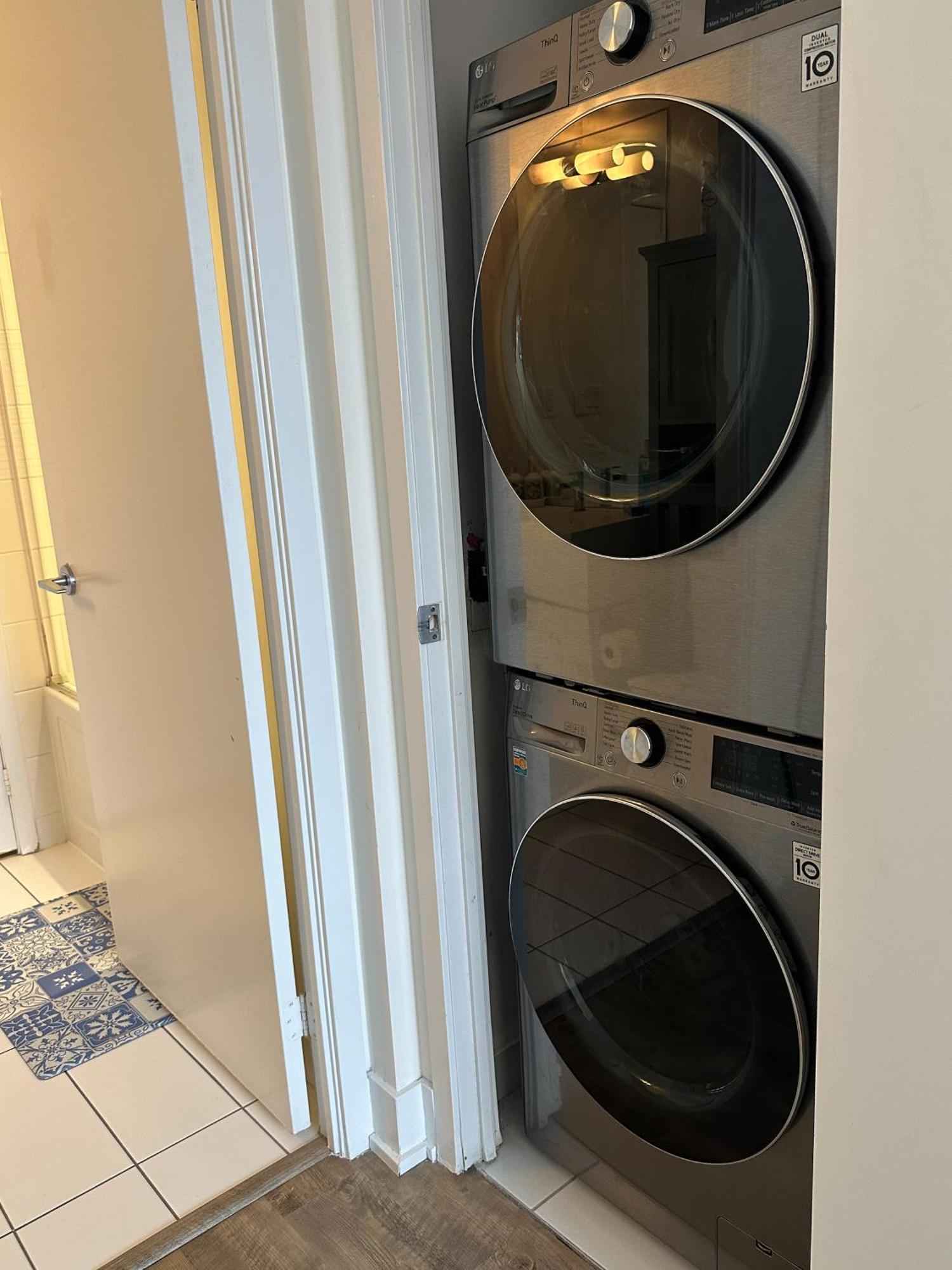 300 Front Suites - Two Beds With Free Parking Apartment Toronto