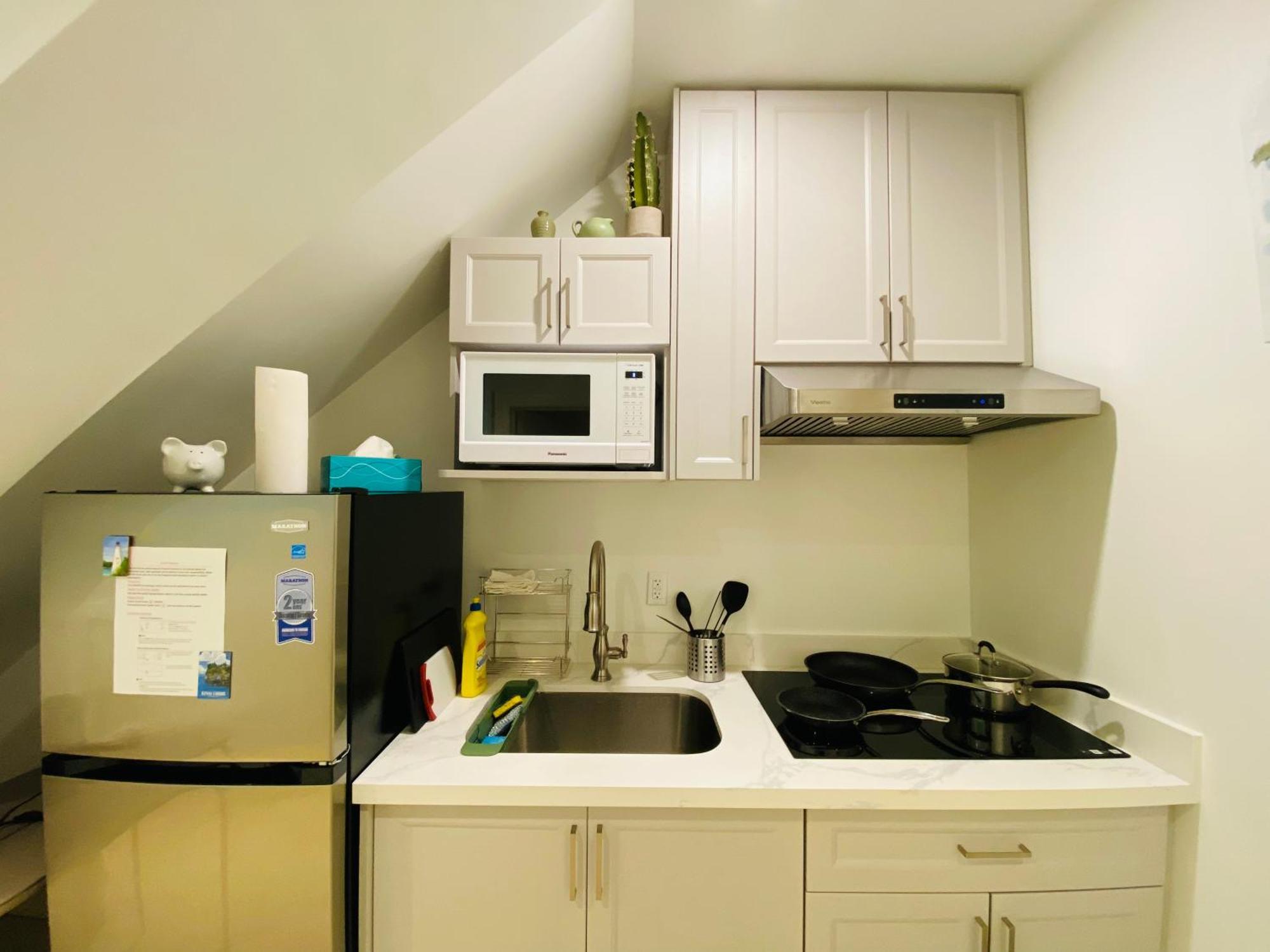Stylish Private With 2 Bedrooms And Free Parking In Midtown Apartment Toronto