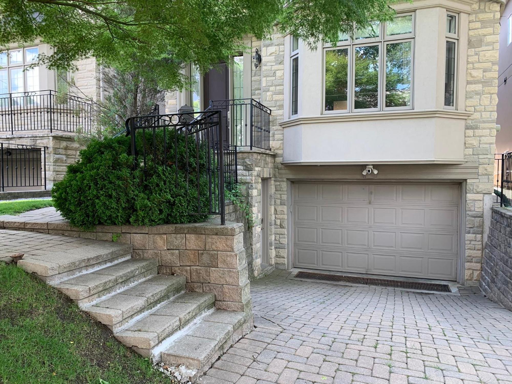 Stylish Private With 2 Bedrooms And Free Parking In Midtown * Toronto