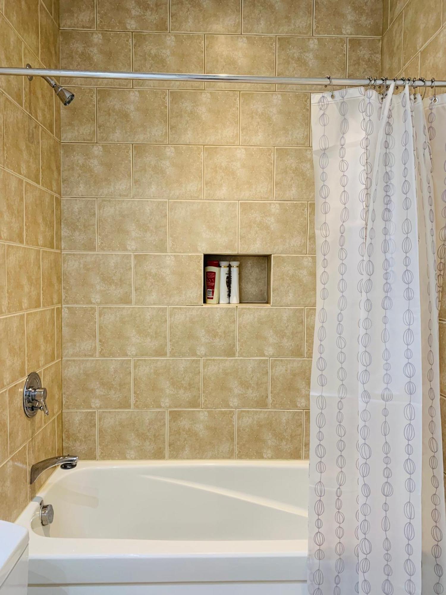 Stylish Private With 2 Bedrooms And Free Parking In Midtown *