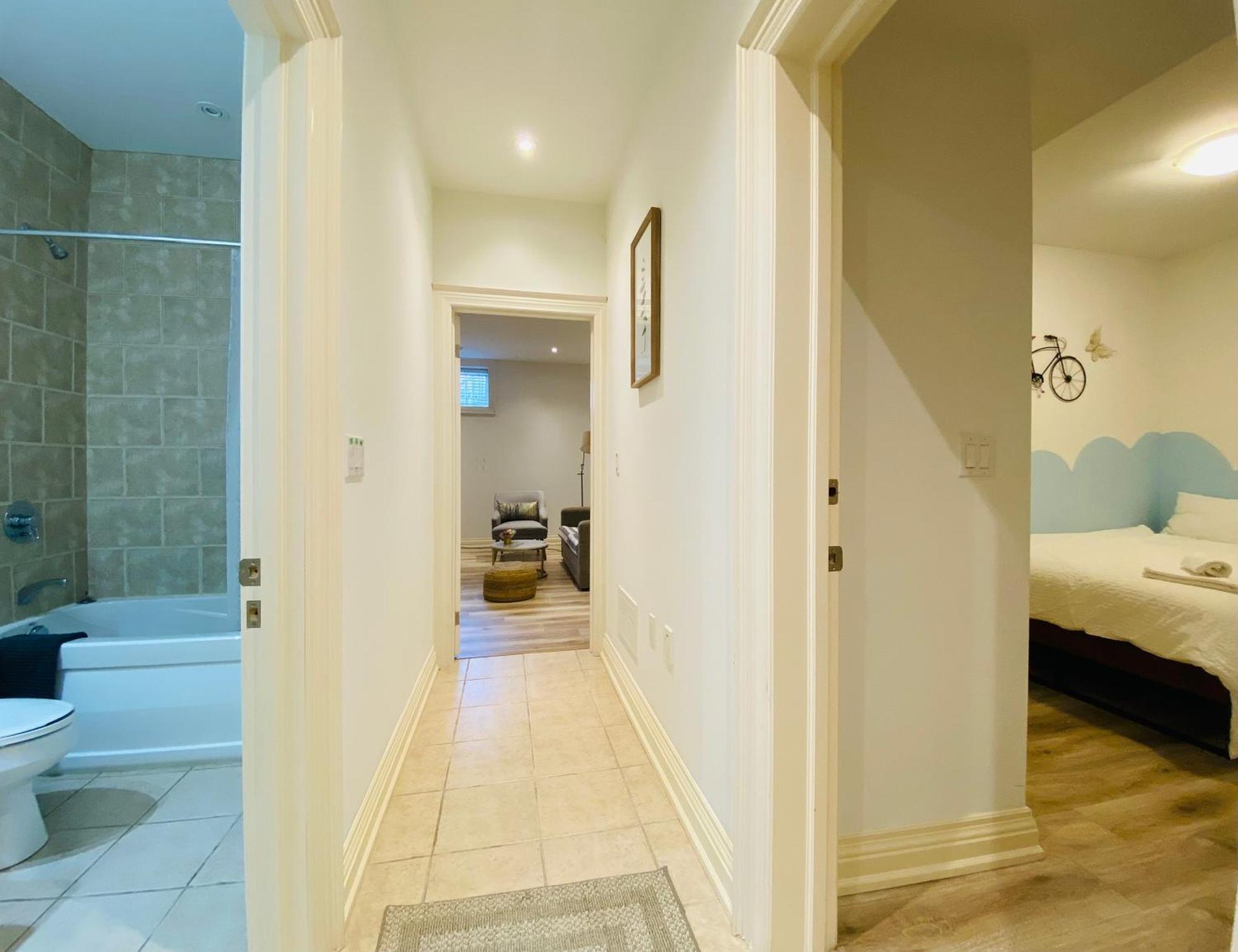 Stylish Private With 2 Bedrooms And Free Parking In Midtown * Toronto