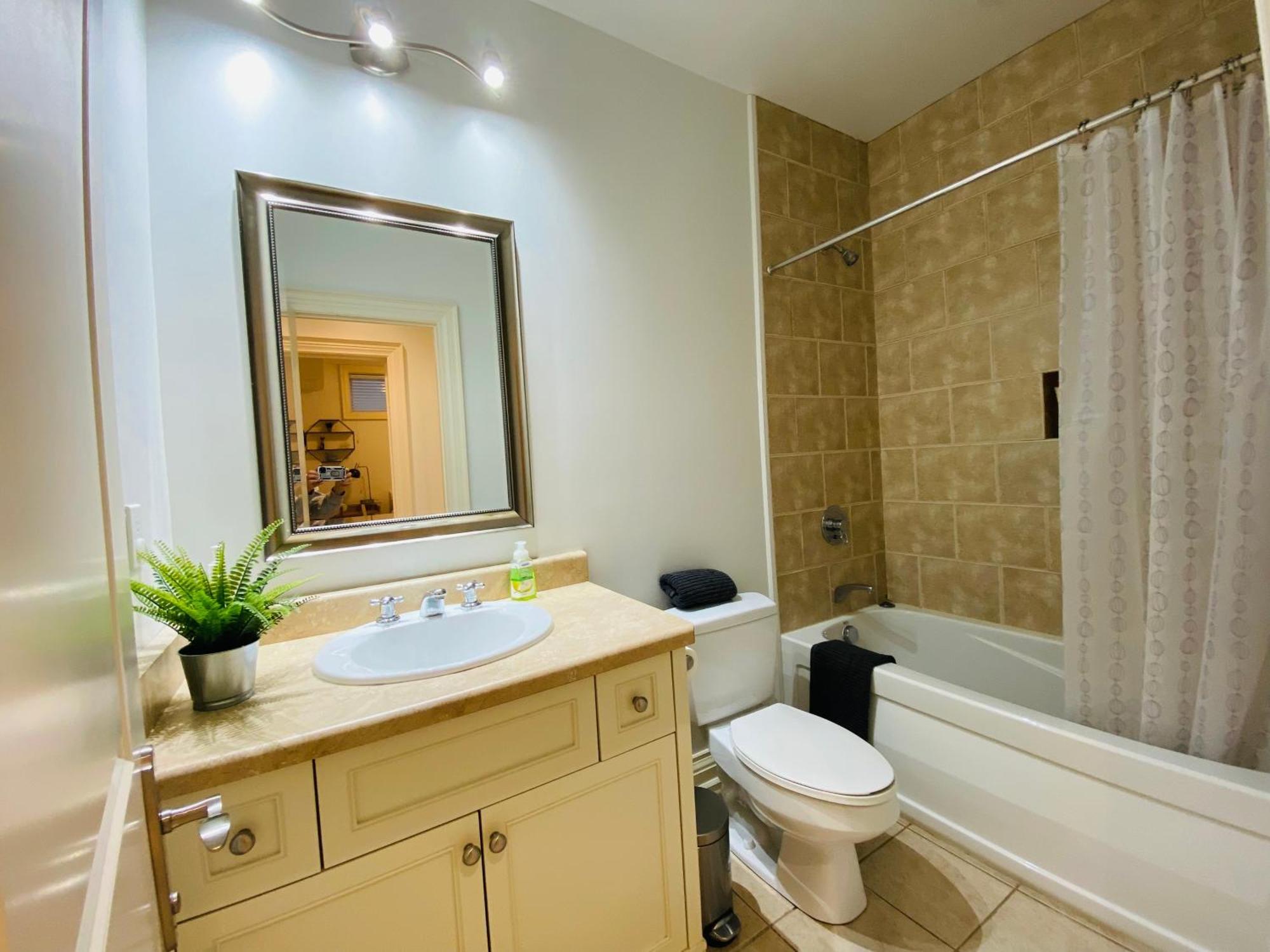 Stylish Private With 2 Bedrooms And Free Parking In Midtown Apartment *