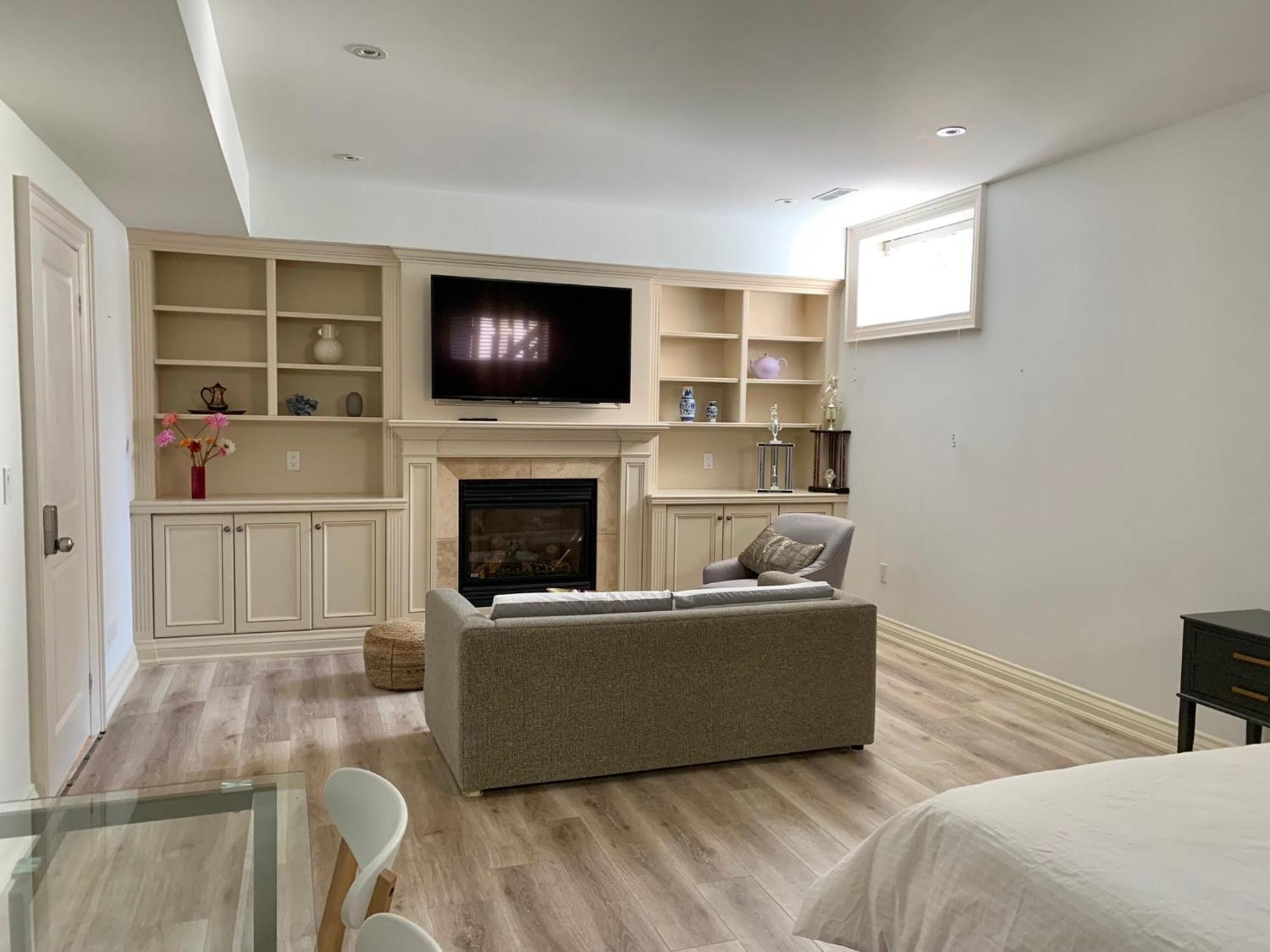 Stylish Private With 2 Bedrooms And Free Parking In Midtown Apartment *
