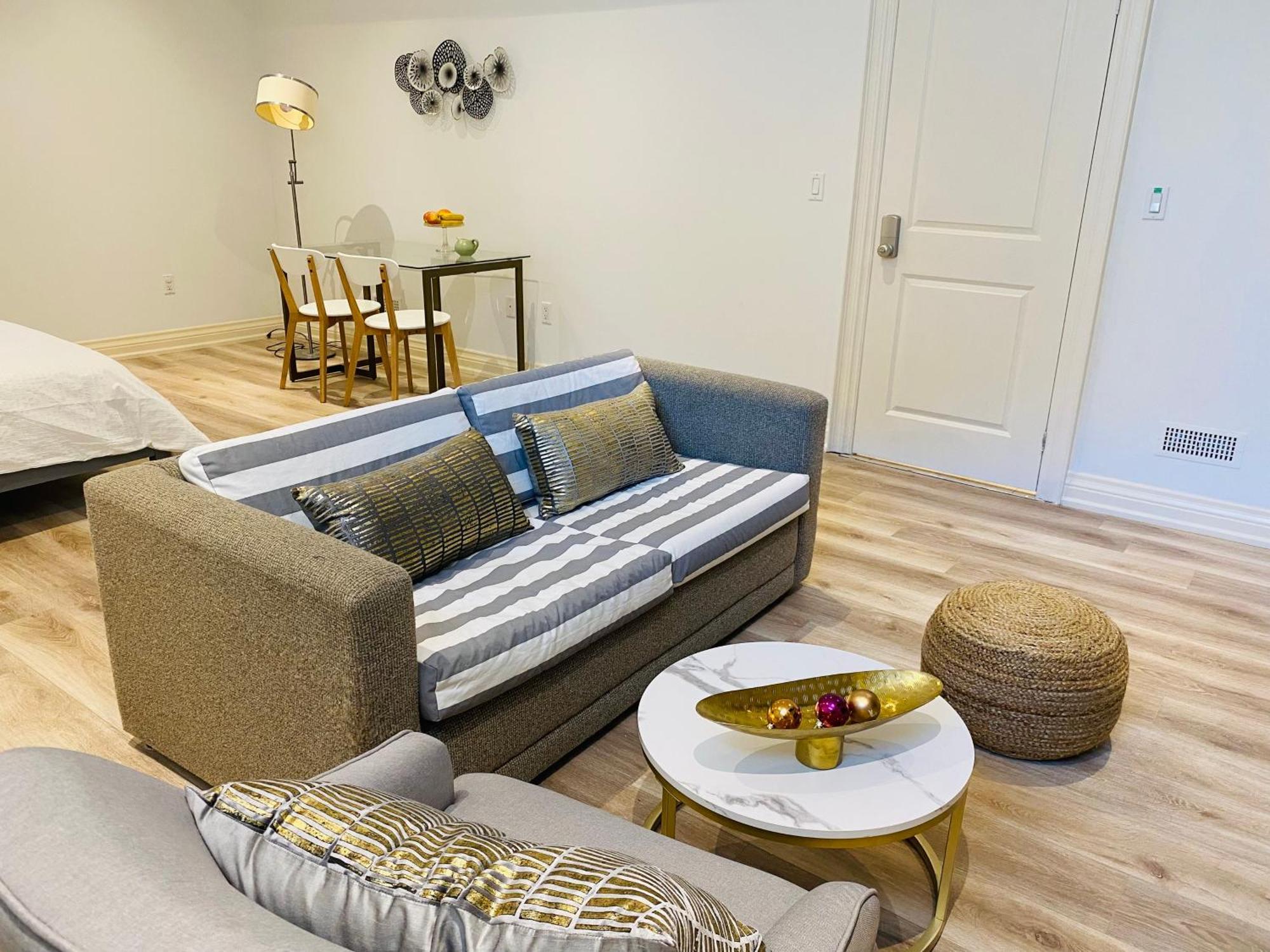 Stylish Private With 2 Bedrooms And Free Parking In Midtown * Toronto