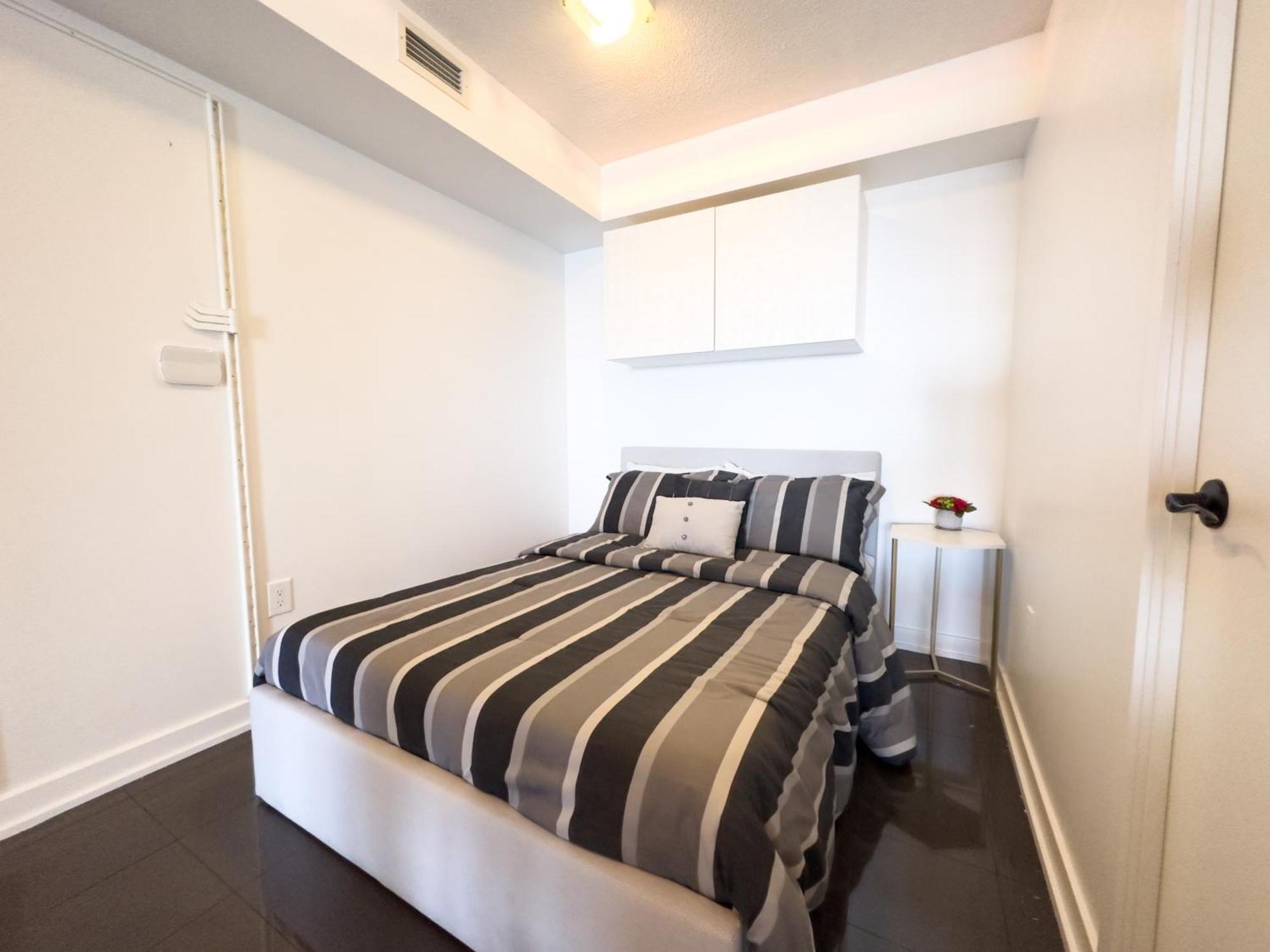 Luxurious 2 Beds Near Cn Tower Scotia Arena Rogers Centre & Free Parking Toronto