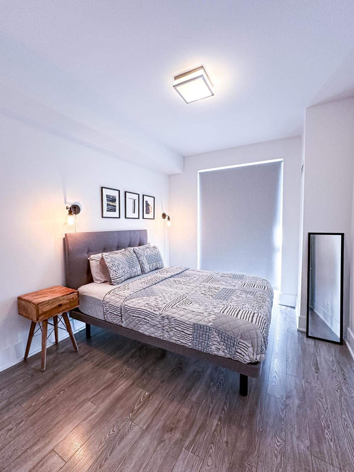 Luxurious 2 Beds Near Cn Tower Scotia Arena Rogers Centre & Free Parking Apartment