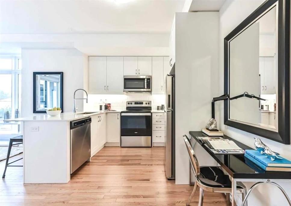Luxe Townhome, Rooftop Terrace, Parking Toronto