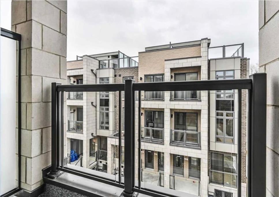 Luxe Townhome, Rooftop Terrace, Parking Toronto