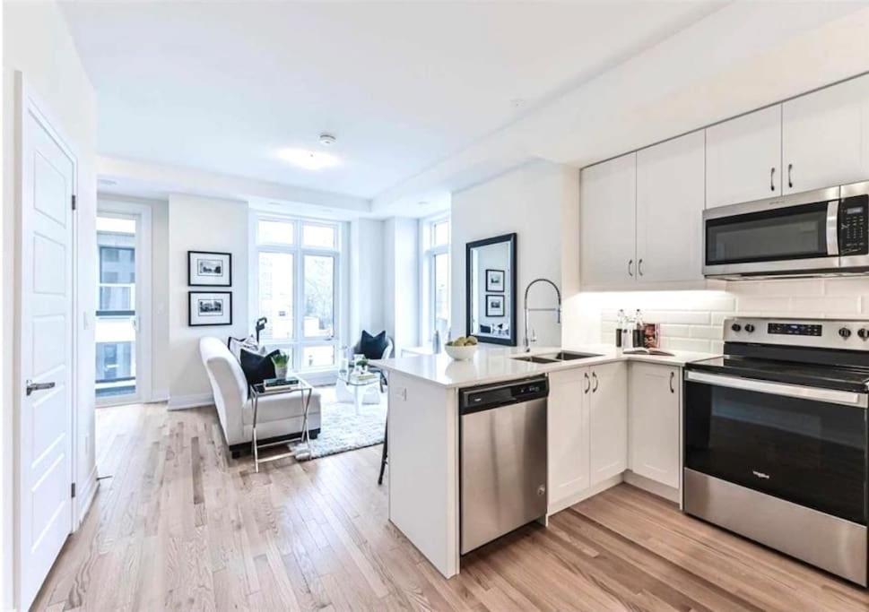 Luxe Townhome, Rooftop Terrace, Parking Apartment