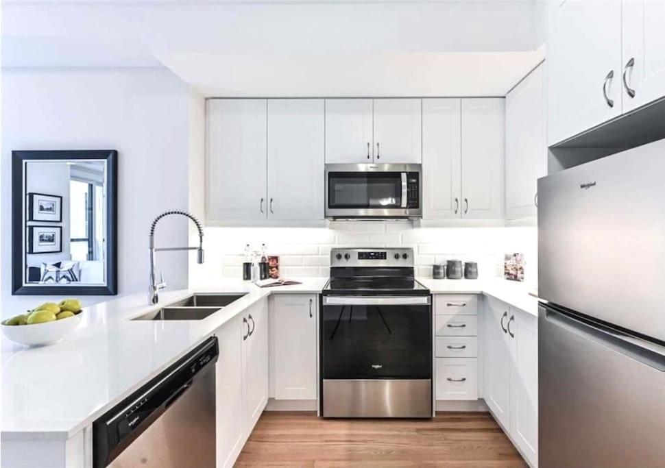 Luxe Townhome, Rooftop Terrace, Parking Apartment Toronto