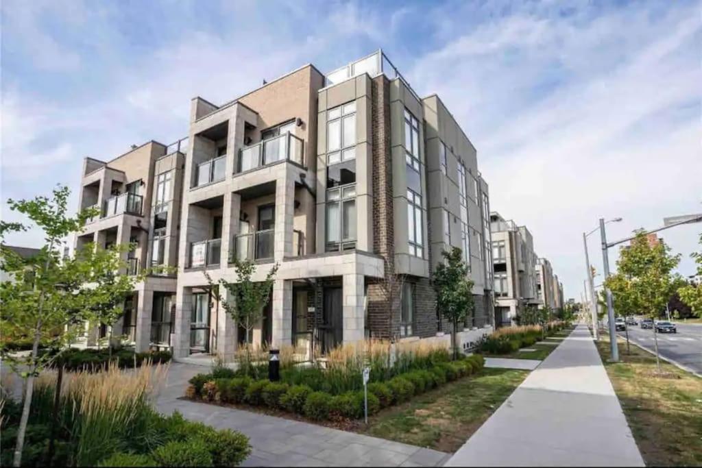 Luxe Townhome, Rooftop Terrace, Parking Apartment