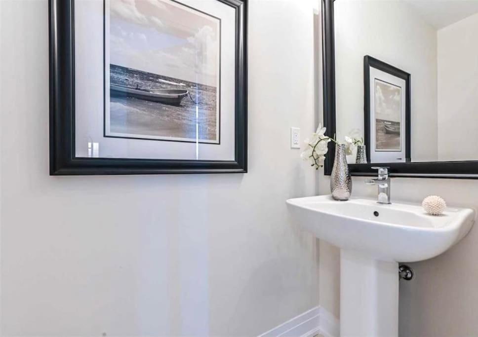 Luxe Townhome, Rooftop Terrace, Parking Apartment *
