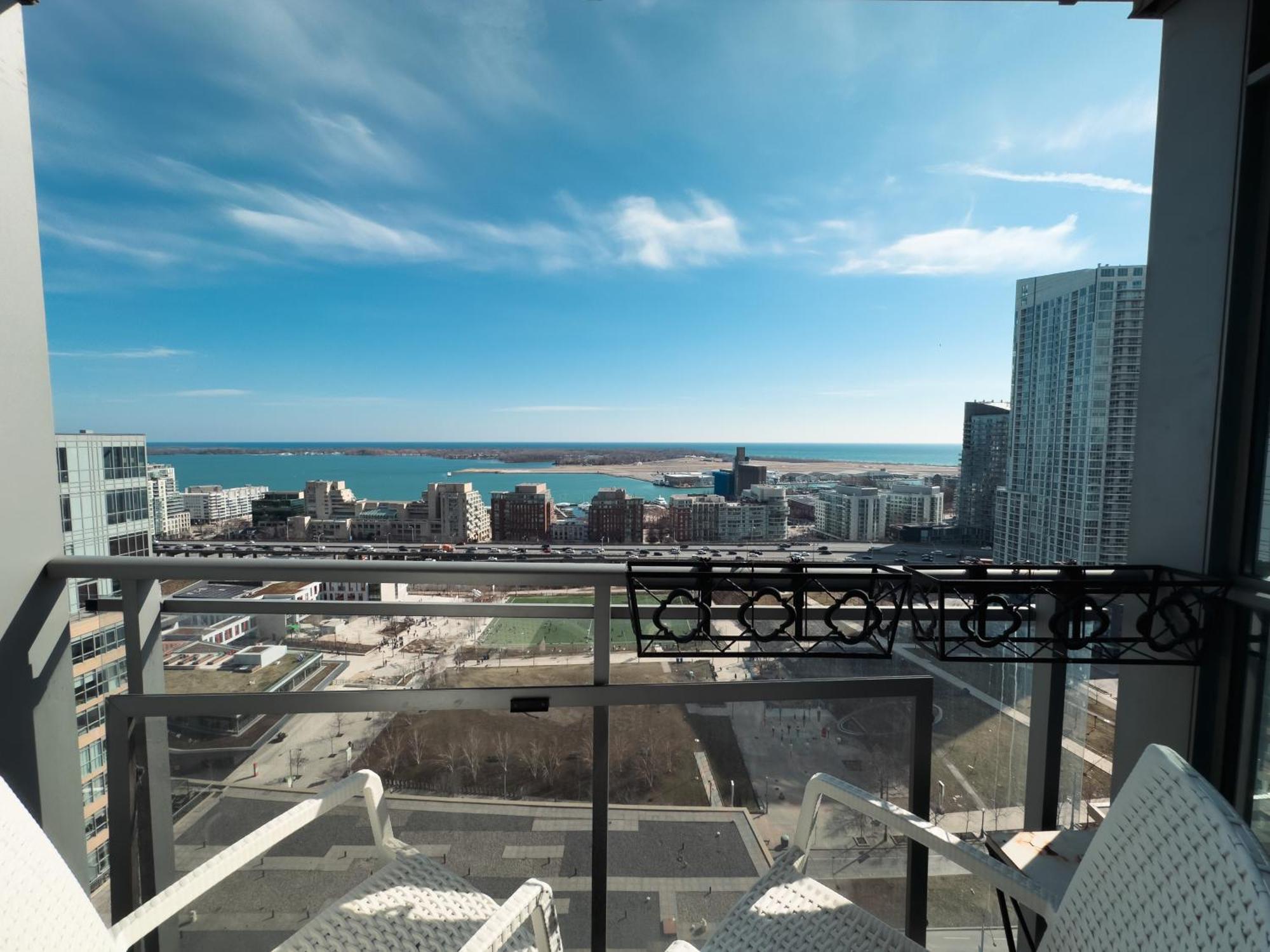 Luxurious 2 Beds Near Cn Tower Scotia Arena Rogers Centre & Free Parking Toronto