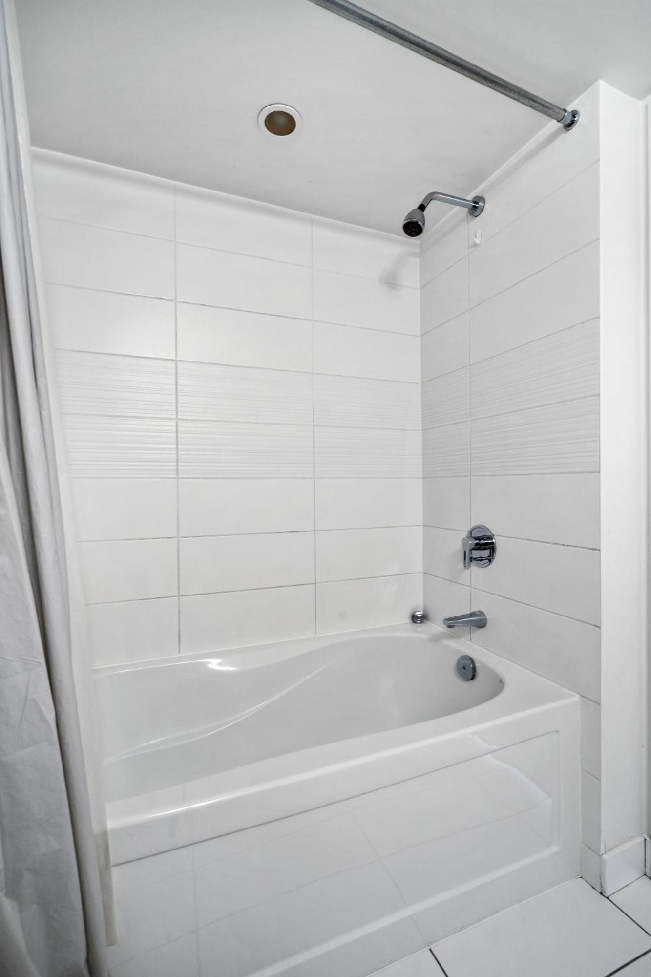 Apartment Upscale One Bedroom And Den With Parking Toronto