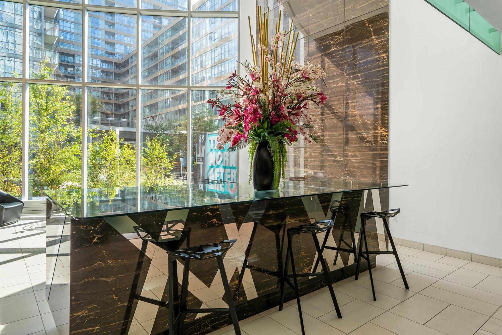 Apartment Upscale One Bedroom And Den With Parking