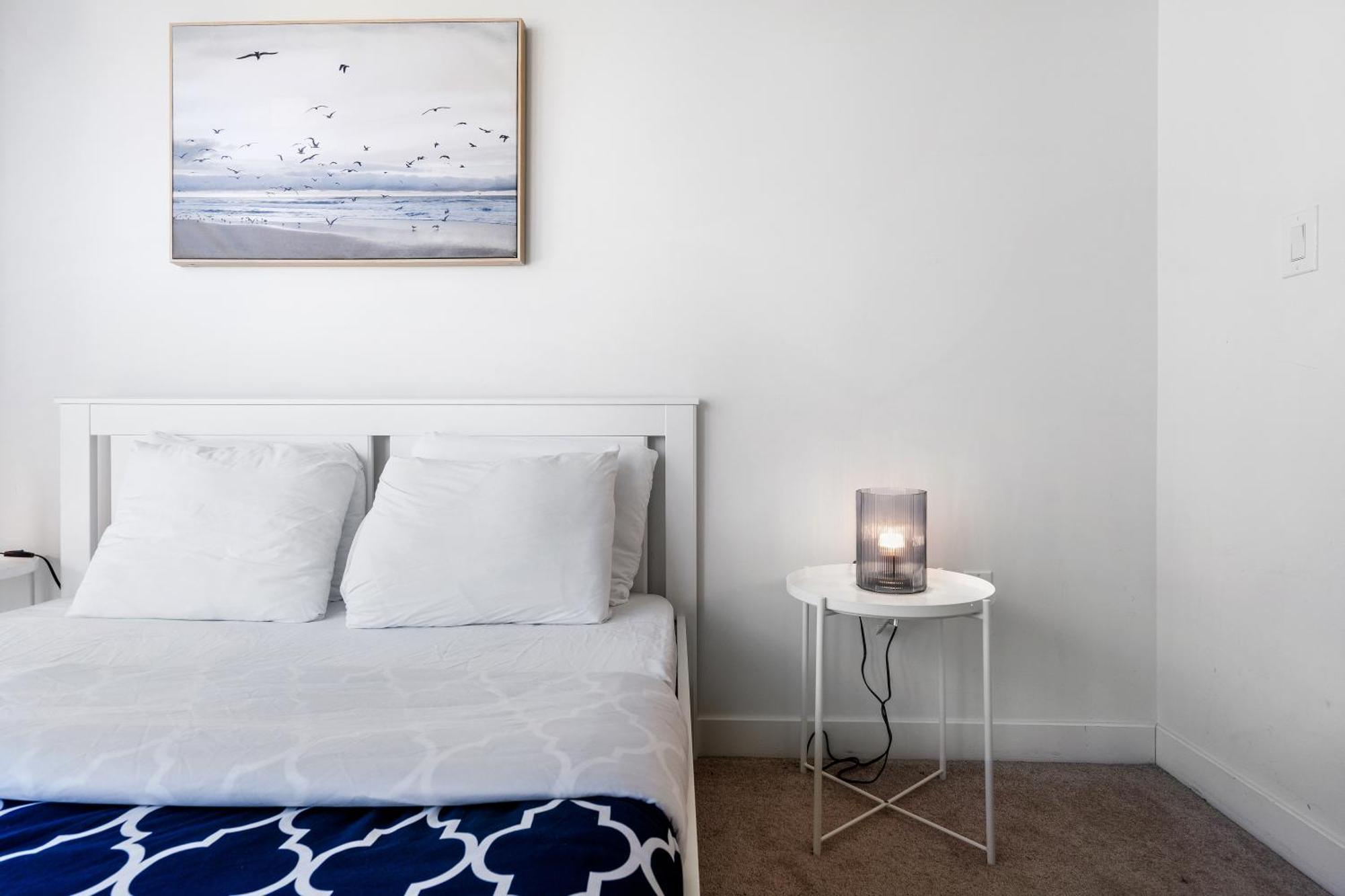 Upscale One Bedroom And Den With Parking *