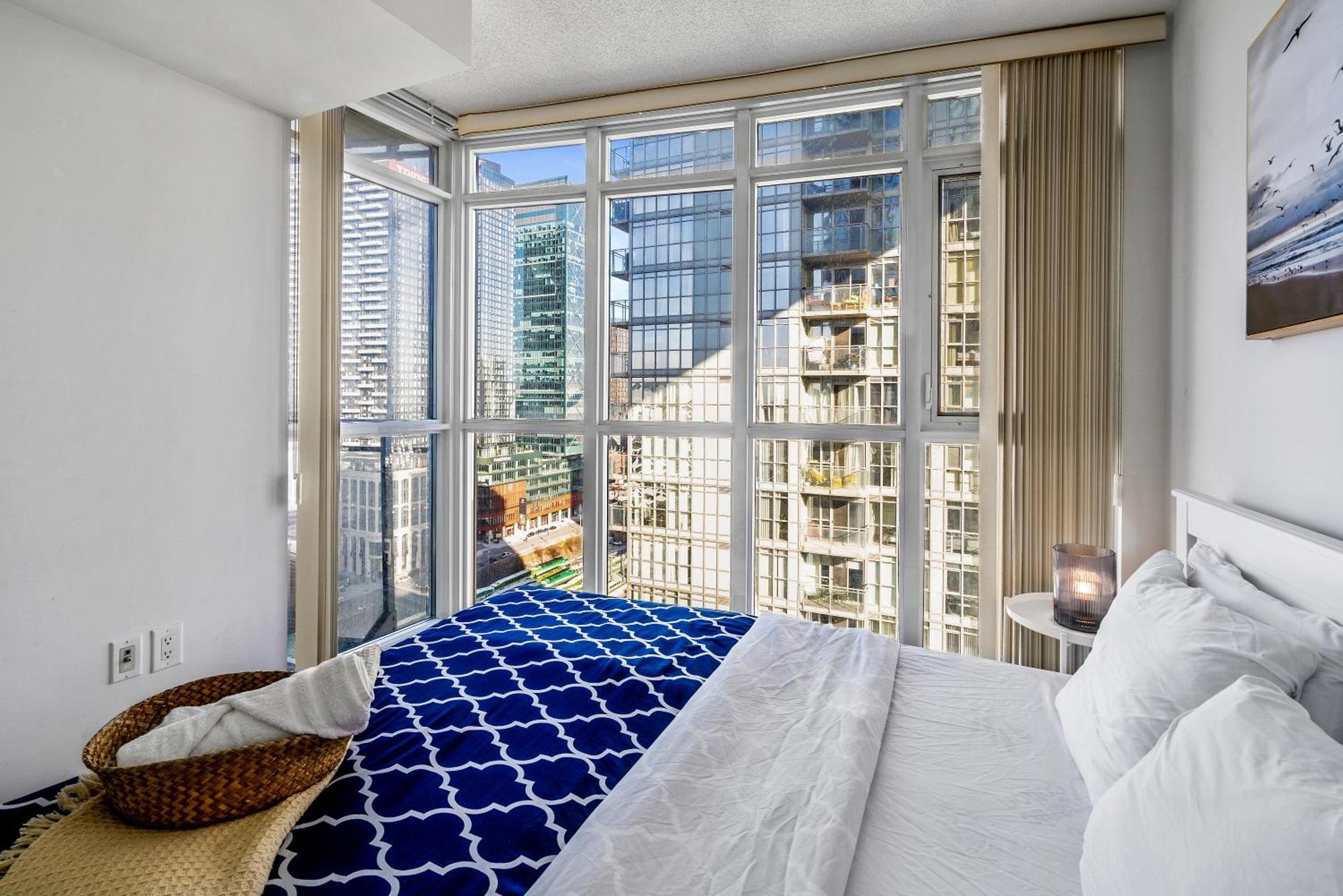 Apartment Upscale One Bedroom And Den With Parking Toronto