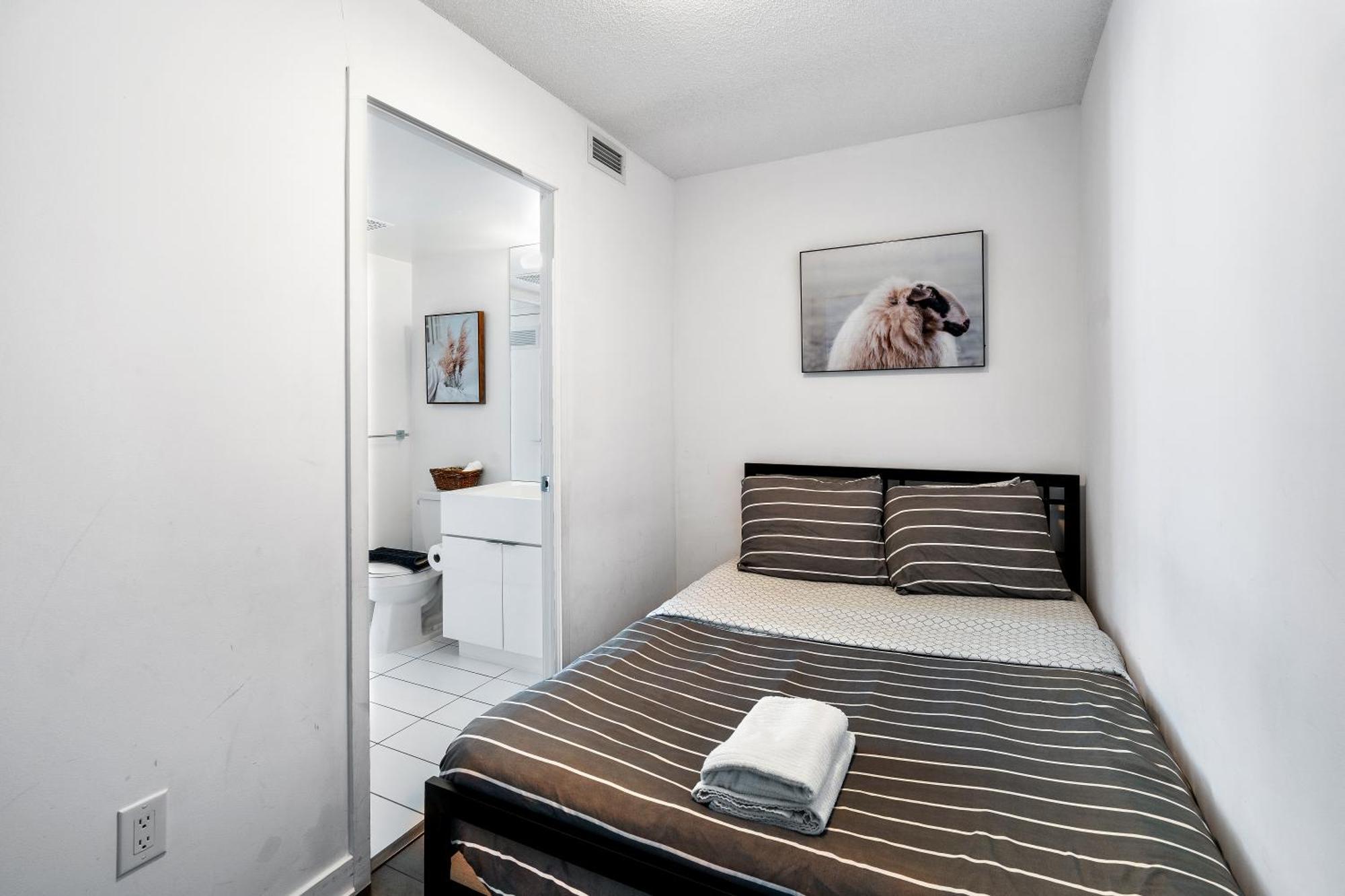 Upscale One Bedroom And Den With Parking