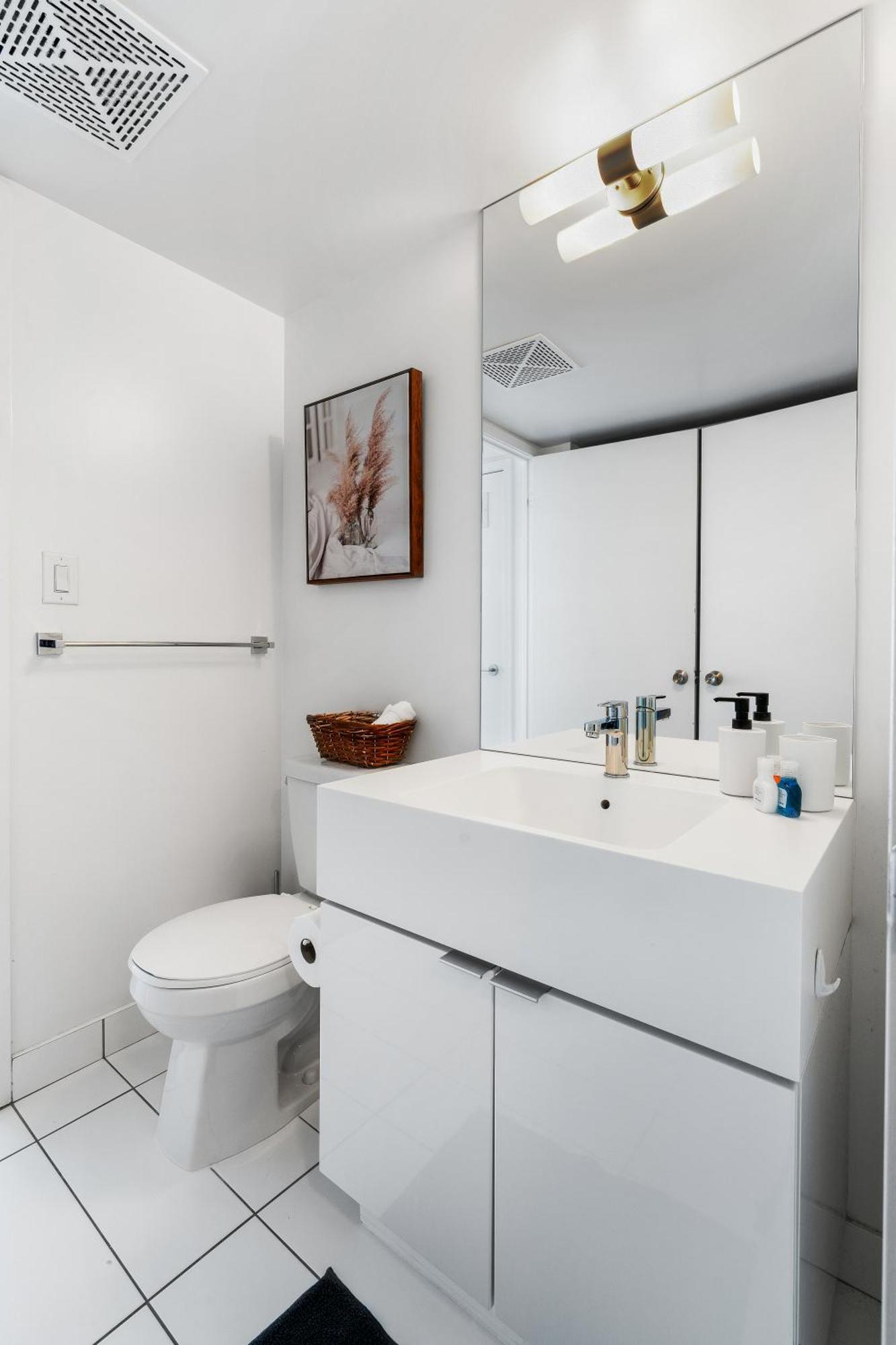 Upscale One Bedroom And Den With Parking Apartment *