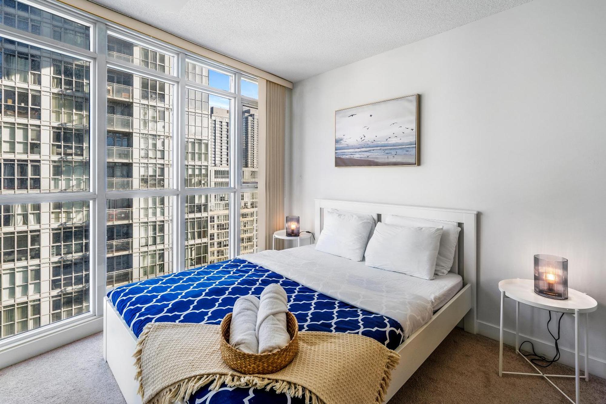 Upscale One Bedroom And Den With Parking Apartment Toronto