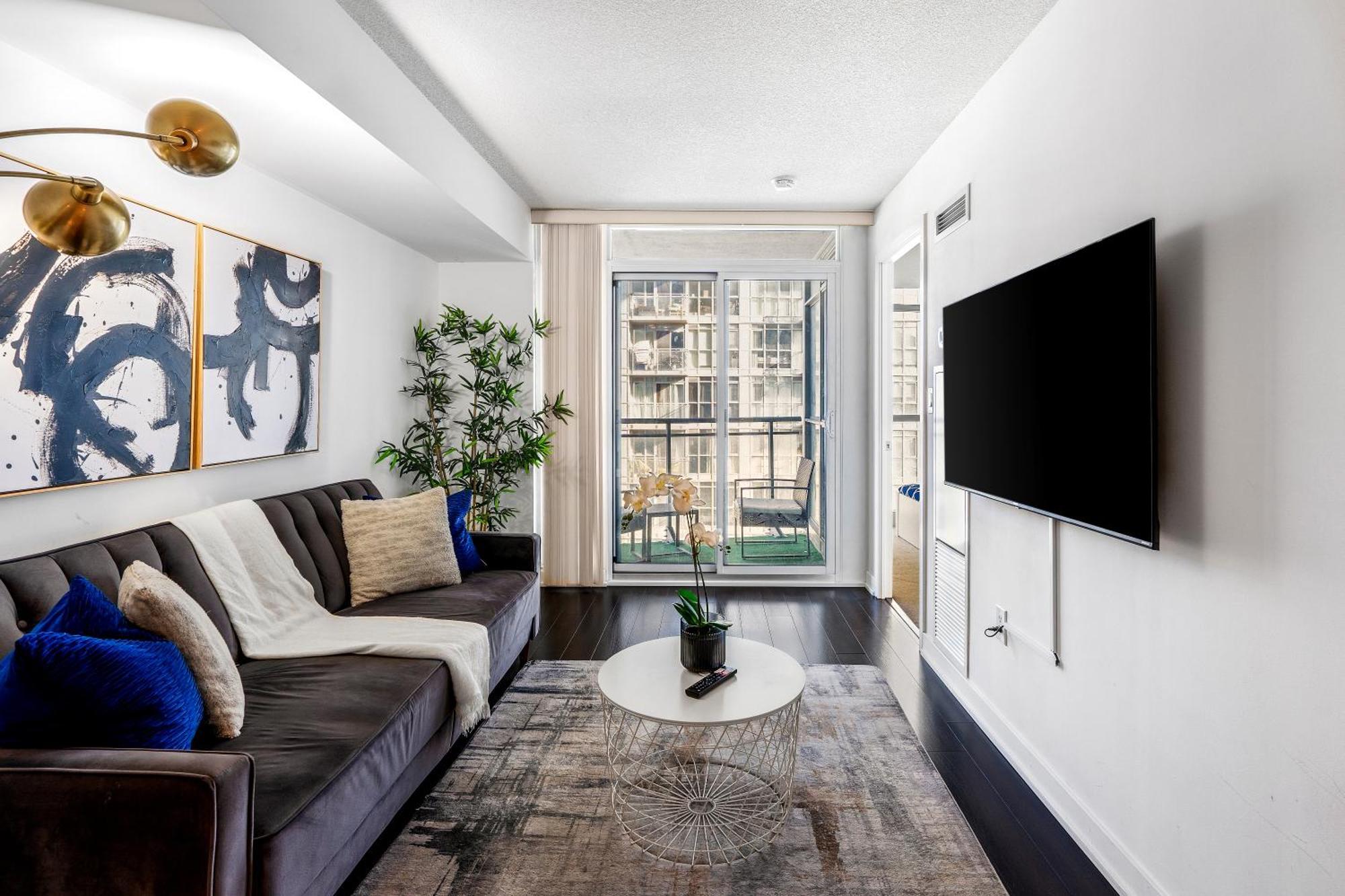 Upscale One Bedroom And Den With Parking Apartment