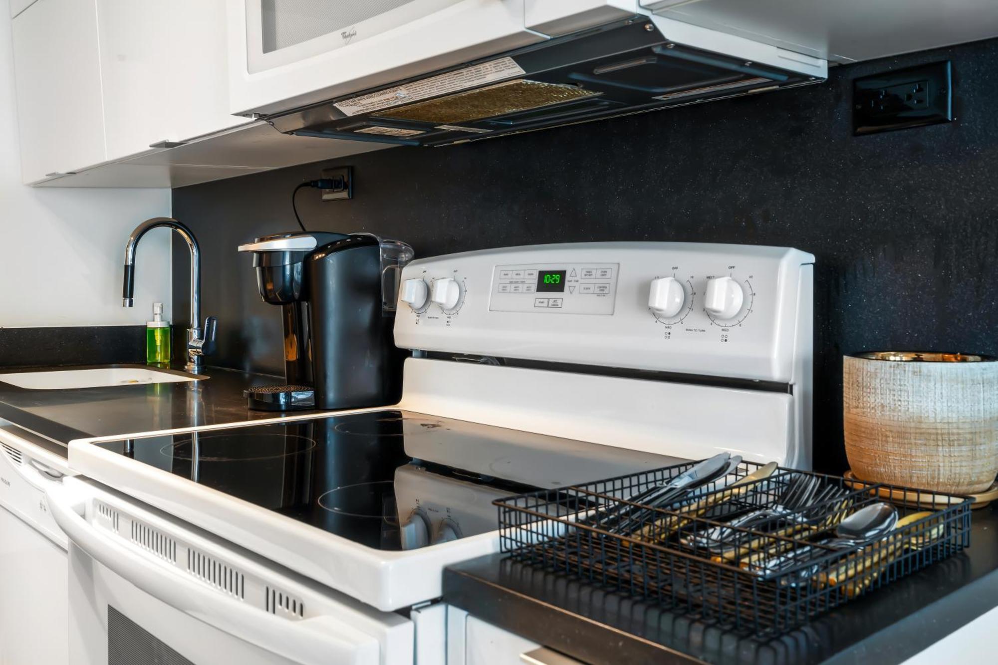 Upscale One Bedroom And Den With Parking Apartment Toronto