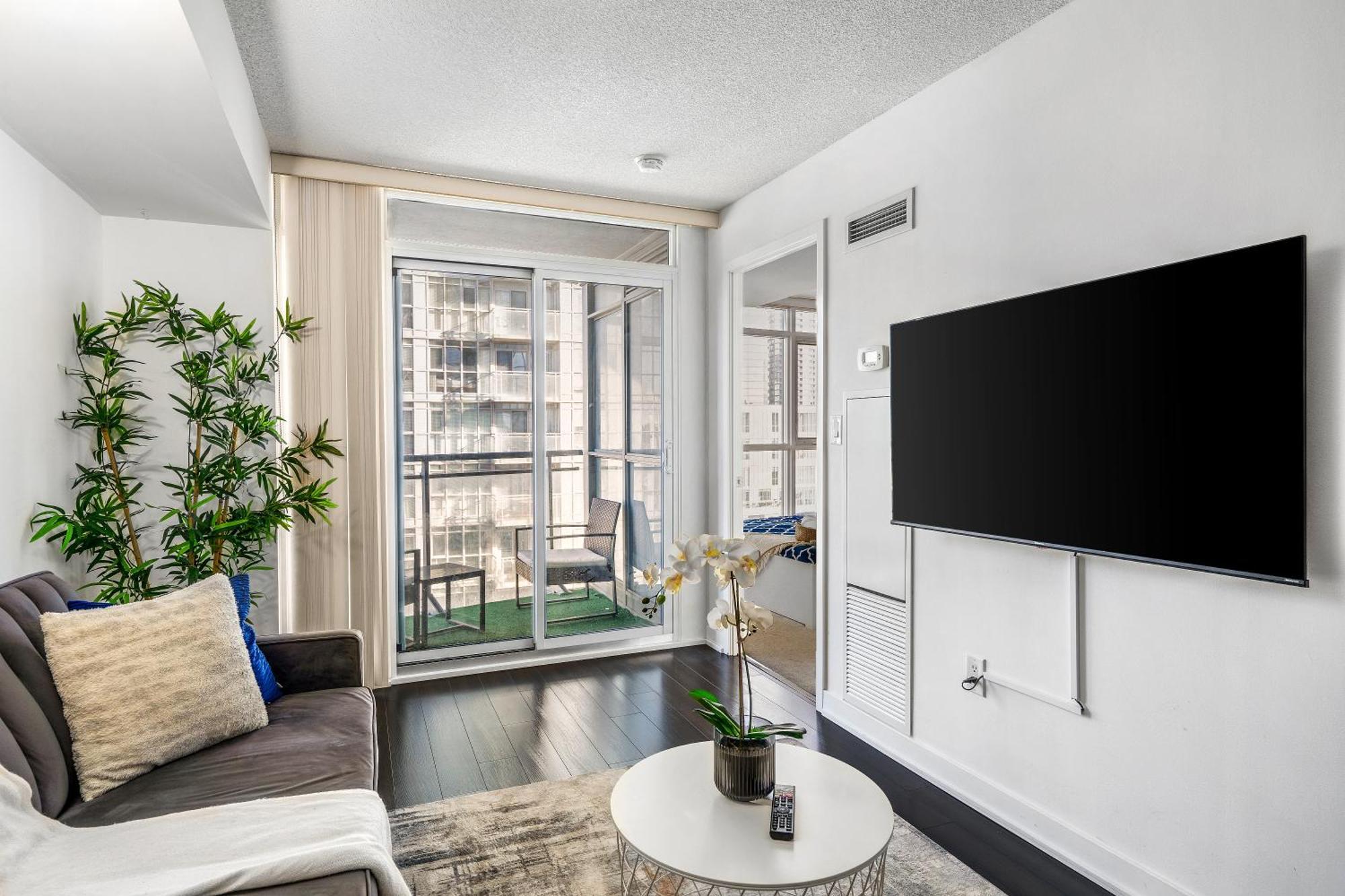 Upscale One Bedroom And Den With Parking *